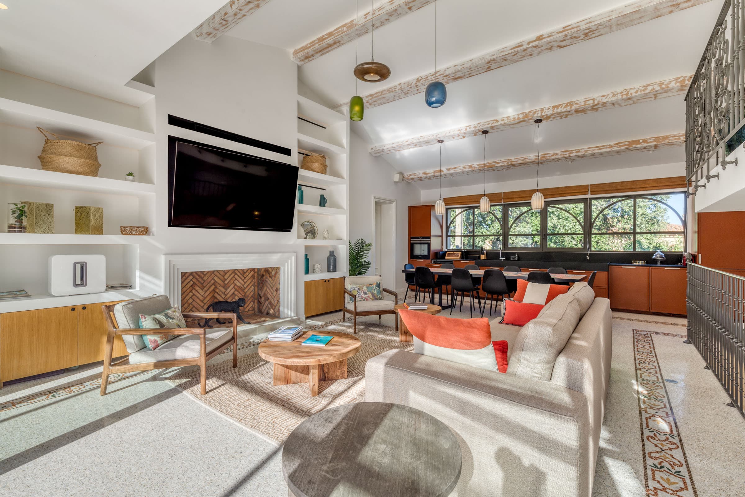 Séjour spacieux avec grande hauteur sous plafond dans une villa neuve à vendre à Saint-Tropez, finitions premium et accès terrasse 