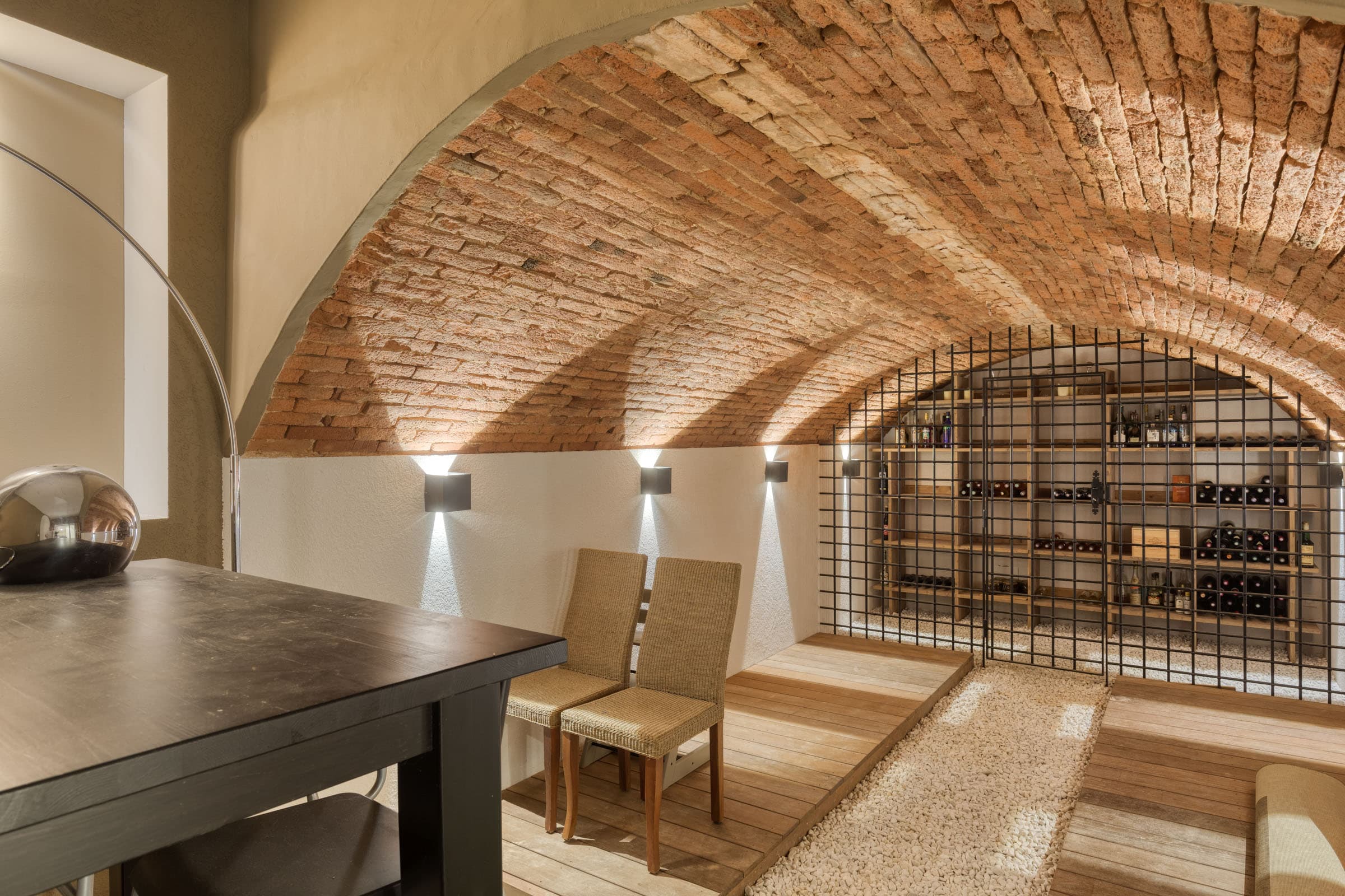 Cave à vin réfrigérée avec espace de dégustation dans cette propriété unique à vendre à La Garde-Freinet, idéale pour les amateurs de vin près du Golfe de Saint-Tropez.