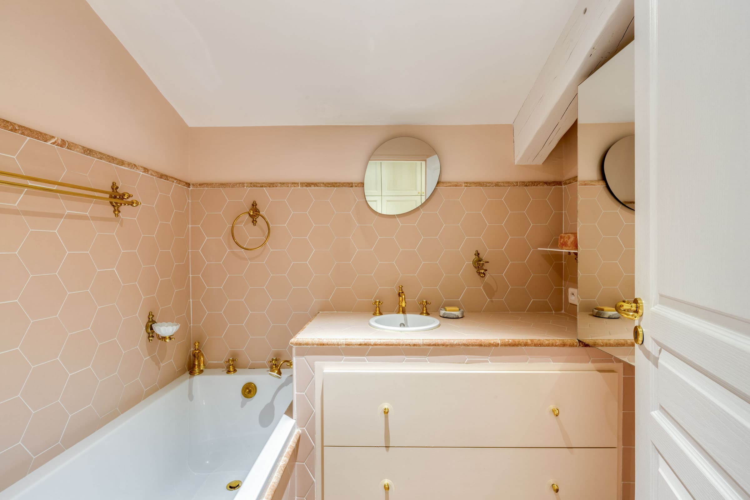 Salle de bain d’une villa à vendre à Maubec, bastide charmante avec matériaux de qualité, 4 chambres, piscine et terrasses ensoleillées.