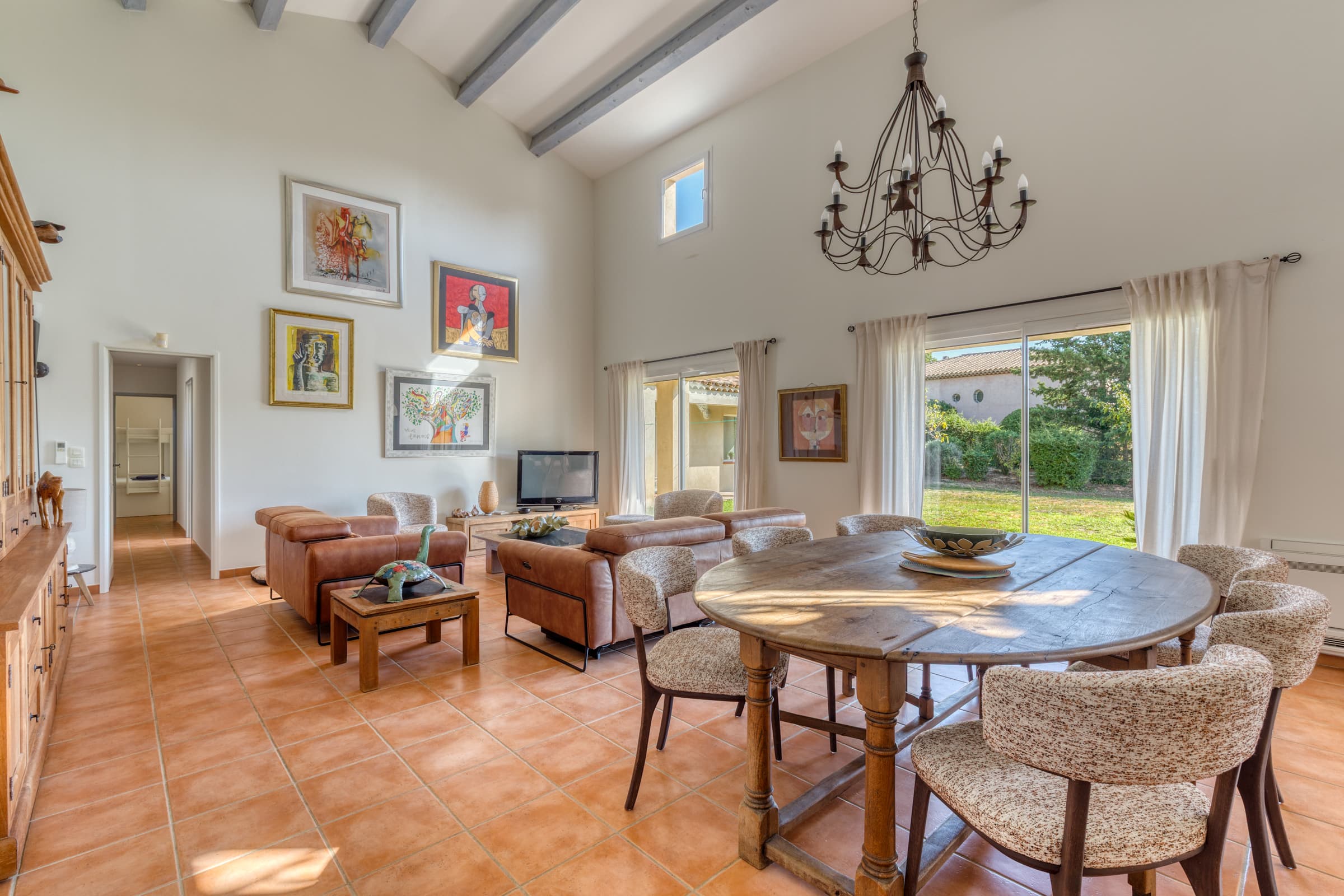 Espace repas lumineux avec accès direct à la terrasse, idéal pour profiter de la douceur méditerranéenne.