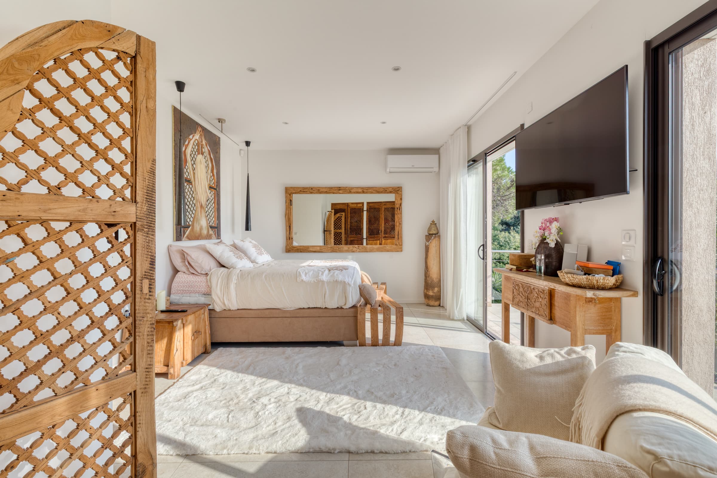 Chambre spacieuse et lumineuse avec climatisation intégrée. Villa contemporaine d’architecte à Sainte-Maxime, confort absolu.