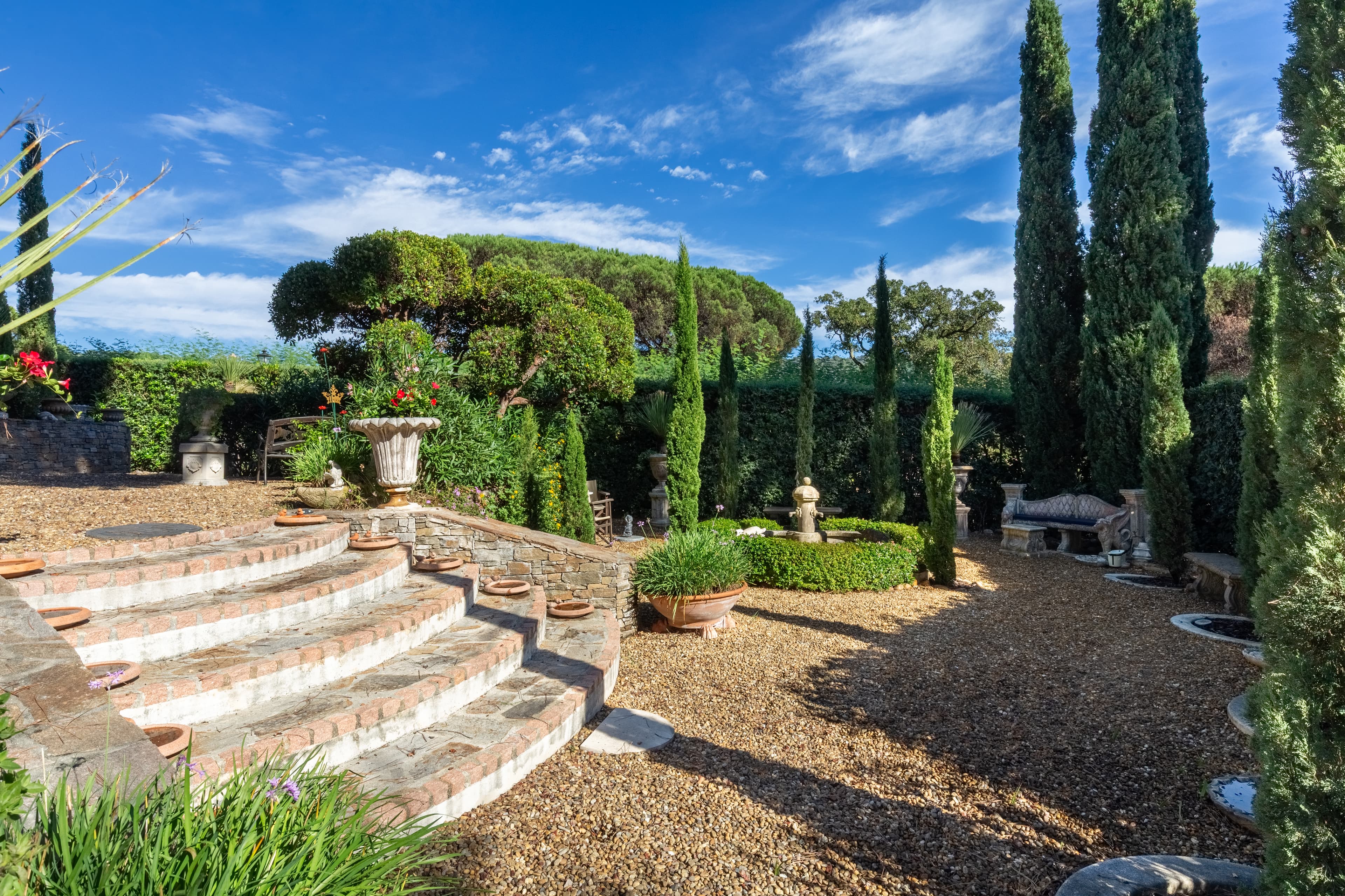 Villa à vendre à La Croix-Valmer. Superbes terrasses, exposition sud, jardin paysager et calme total. Accès plage à pied. Luxe et sérénité.