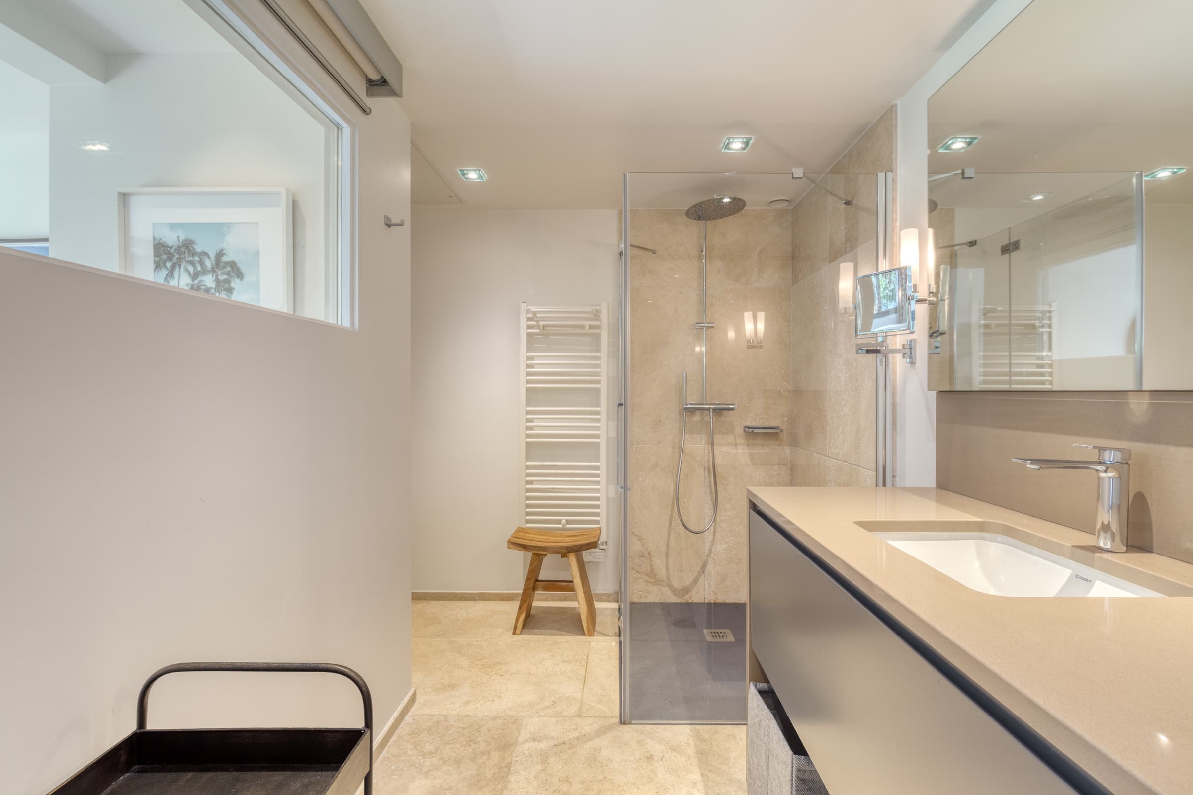 Salles de bains élégantes et raffinées dans villa de prestige à vendre à La Croix-Valmer. Matériaux haut de gamme et confort absolu.