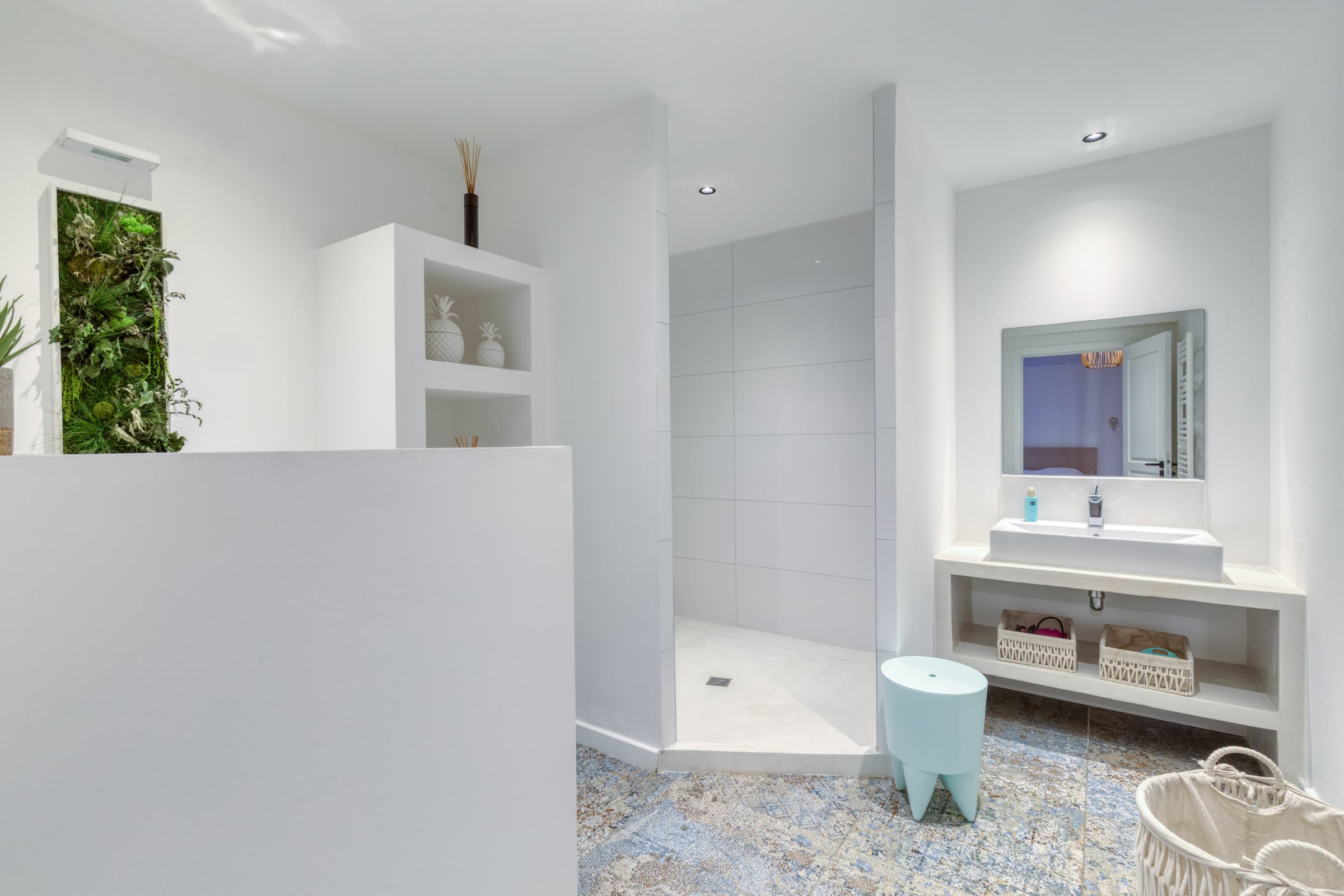 Salle de bain élégante de la villa à vendre, finitions haut de gamme et douche italienne.