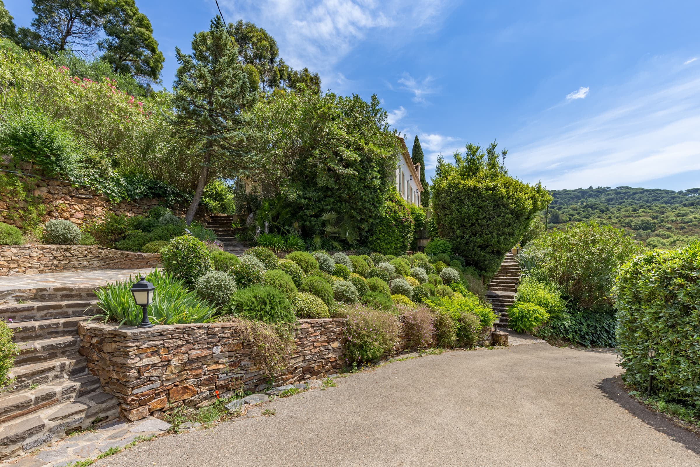 Extérieur et jardin méditerranéen d’une villa à vendre à La Croix-Valmer, terrasses et cadre luxueux.