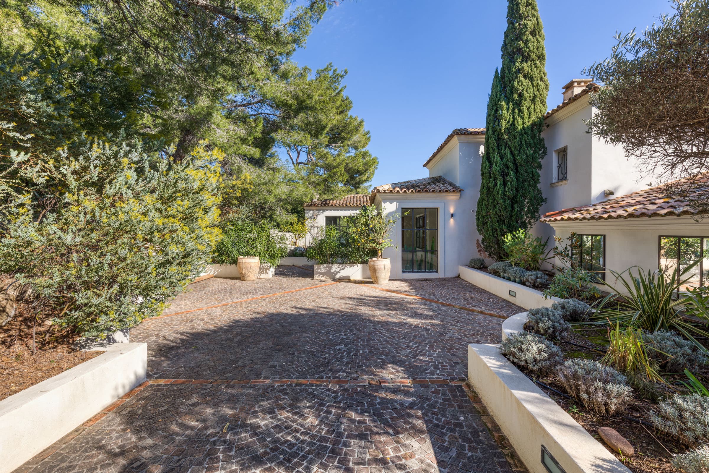 Façade d’une villa de luxe à vendre à Cavalaire-sur-Mer avec vue panoramique sur la mer, proche Saint-Tropez.