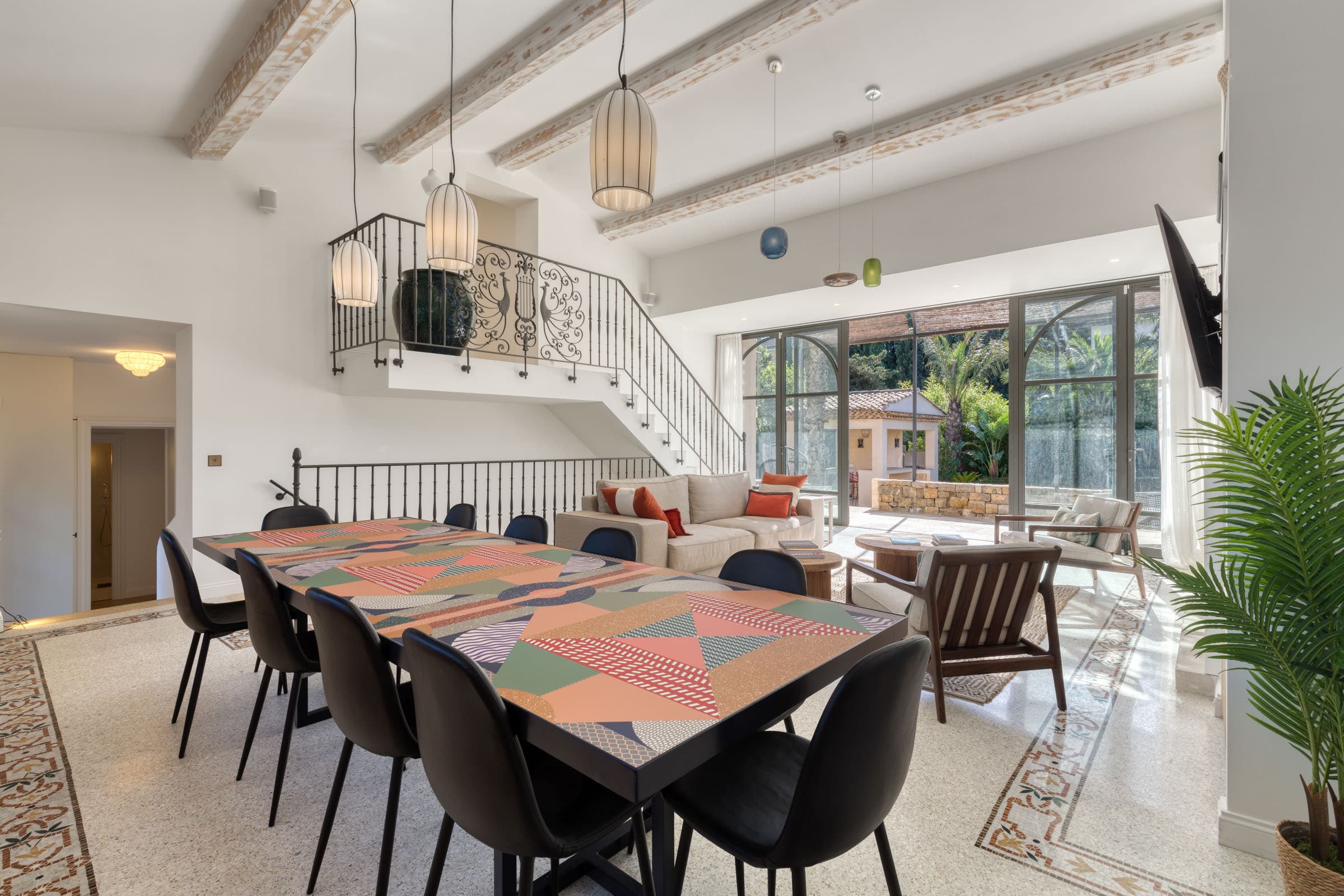 Espace repas élégant ouvert sur la terrasse dans une villa de luxe à vendre au cœur de Saint-Tropez, parfait pour recevoir.