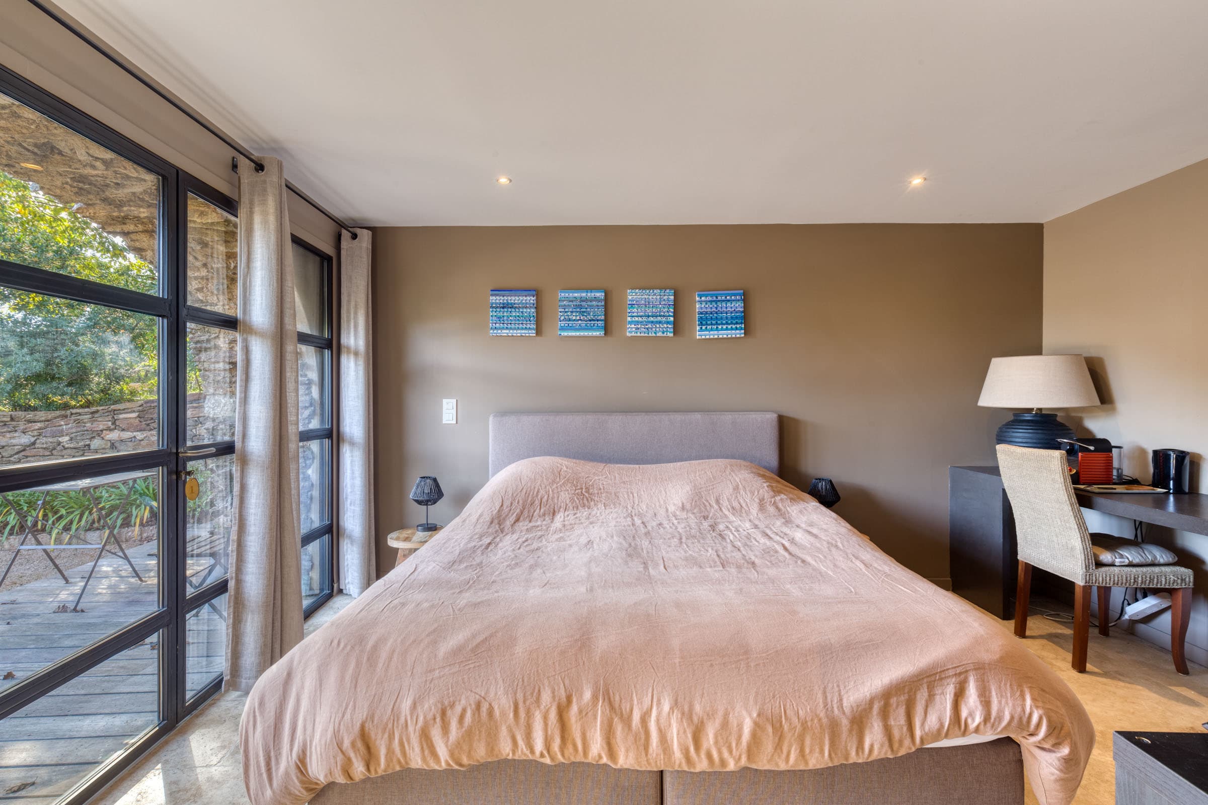 Chambre confortable et luxueuse dans cette propriété unique à La Garde-Freinet, avec salle de bain privée et vues sur les collines et le Golfe de Saint-Tropez.