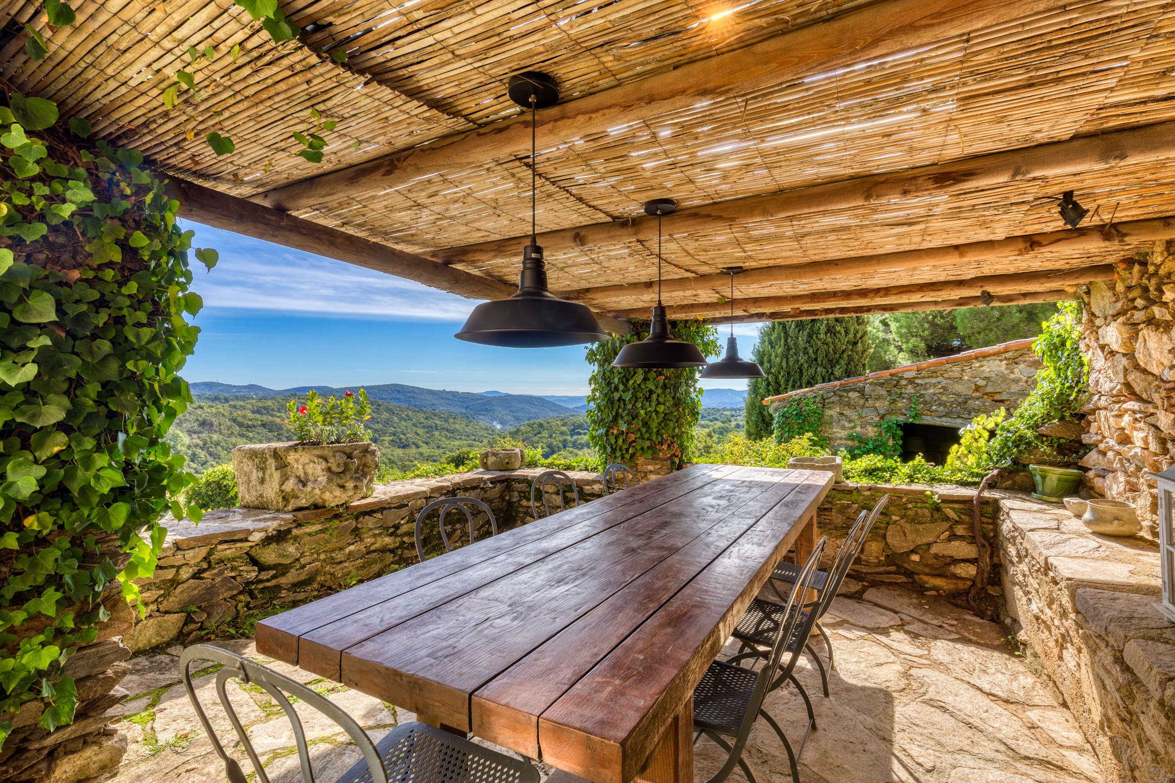 Terrasse extérieure et ramade pour repas d’été, domaine avec 5 maisons à vendre dans le Golfe de Saint-Tropez.