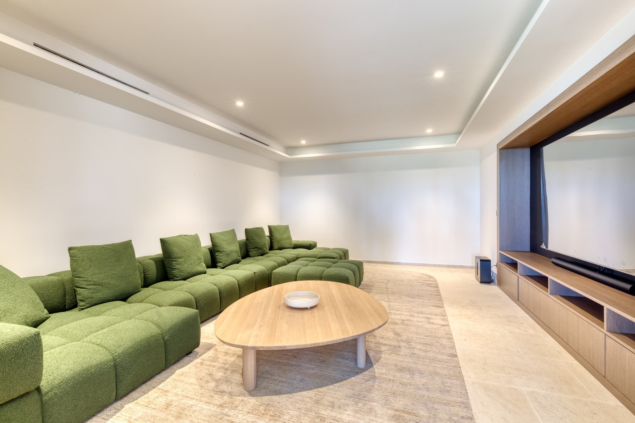 Villa de luxe à vendre à Ramatuelle : salle de loisirs multifonctionnelle pour détente et divertissement.