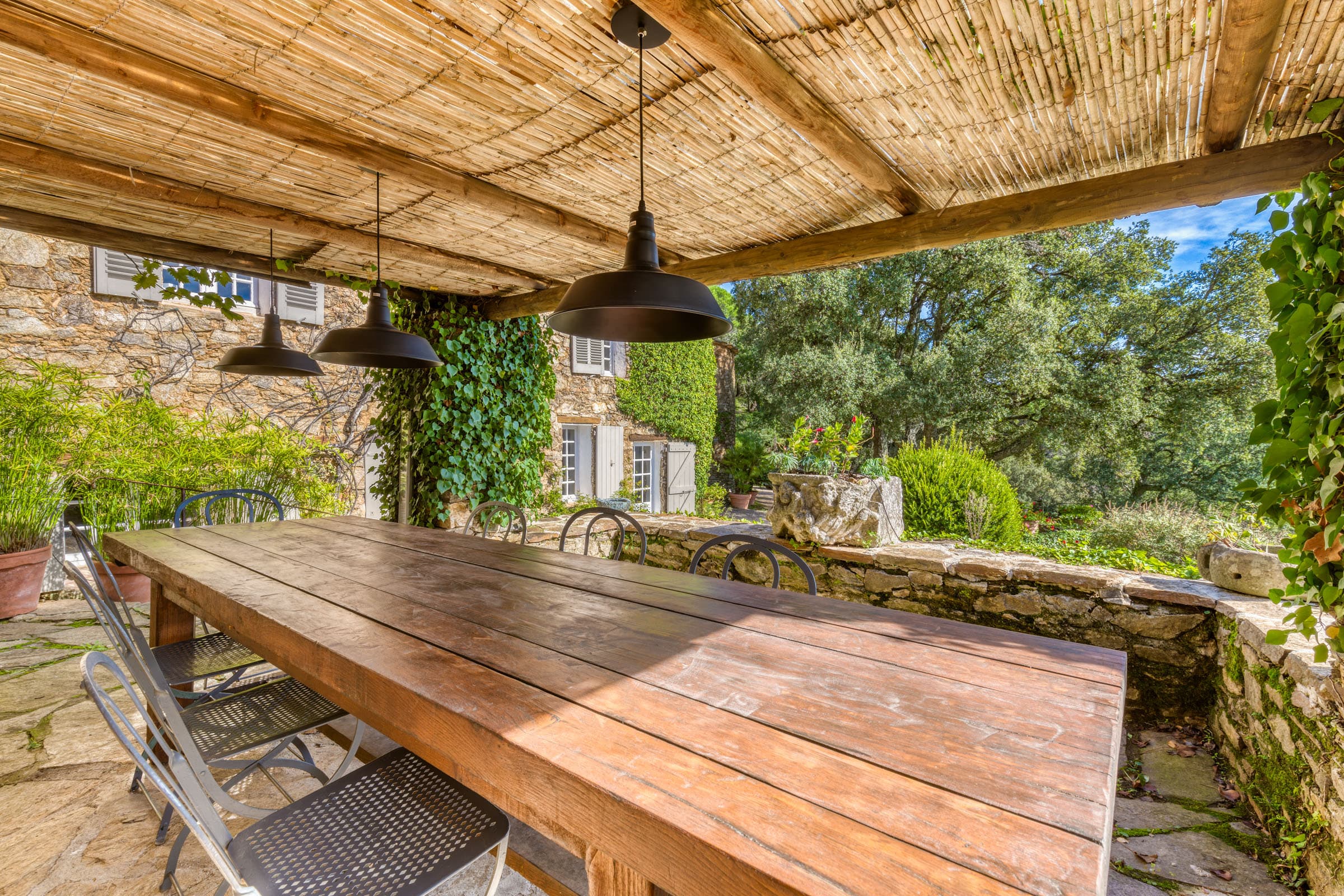 Terrasse extérieure et ramade pour repas d’été, domaine avec 5 maisons à vendre dans le Golfe de Saint-Tropez.