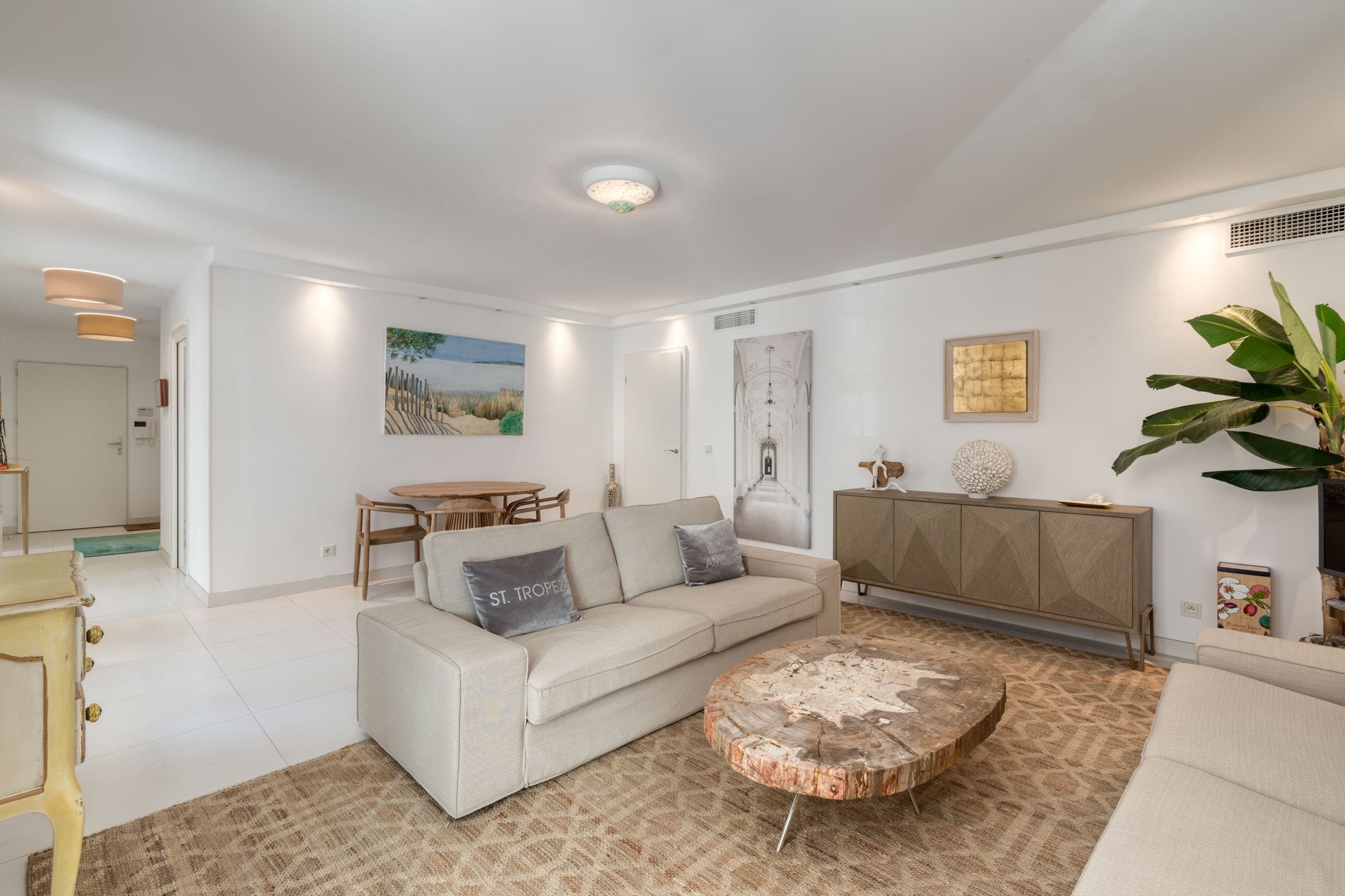 Séjour spacieux et ensoleillé avec grandes baies vitrées donnant sur terrasse, au cœur de Saint-Tropez.