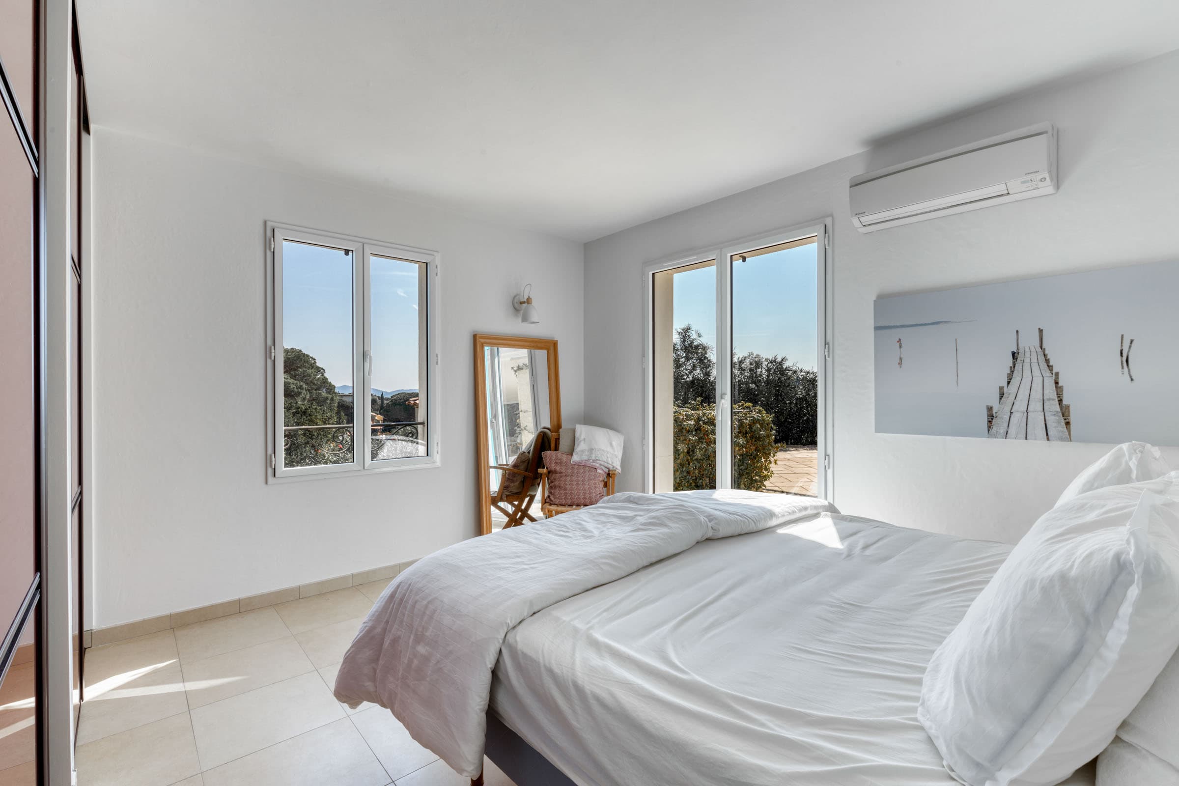Chambre spacieuse et lumineuse avec salle de bain attenante, accès direct à la terrasse et vue imprenable sur la mer à Cavalaire-sur-Mer.