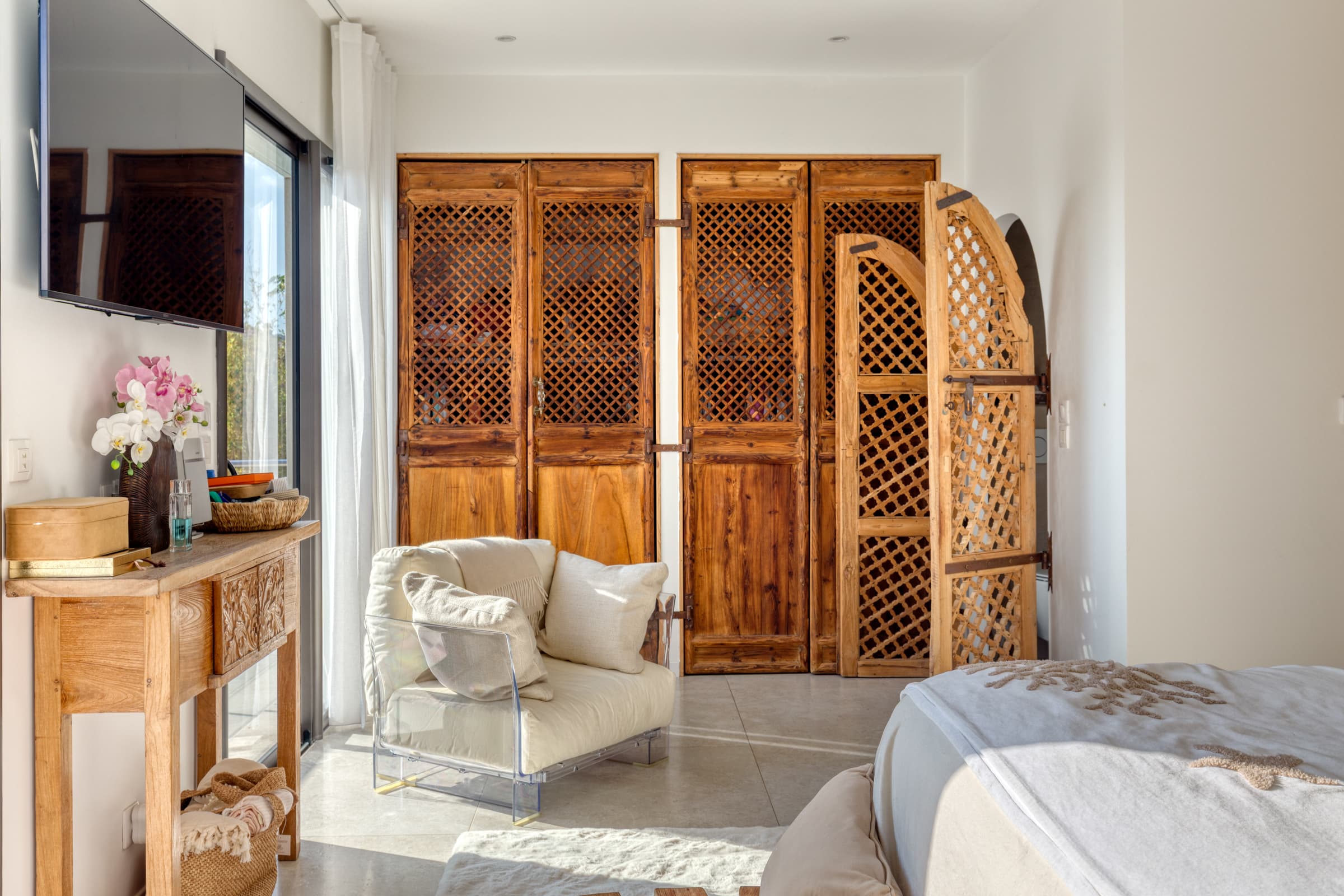 Chambre spacieuse et lumineuse avec climatisation intégrée. Villa contemporaine d’architecte à Sainte-Maxime, confort absolu.