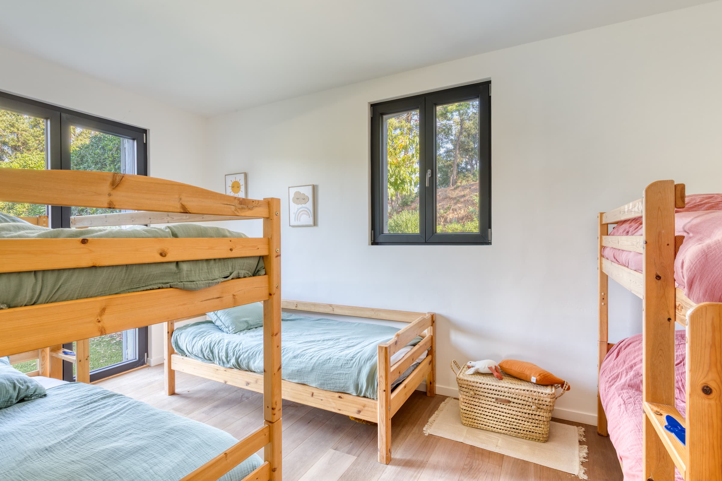 Chambre d’enfants raffinée ouvrant sur le jardin méditerranéen. Villa d’exception à vendre à La Croix-Valmer, secteur Gigaro, confort absolu.