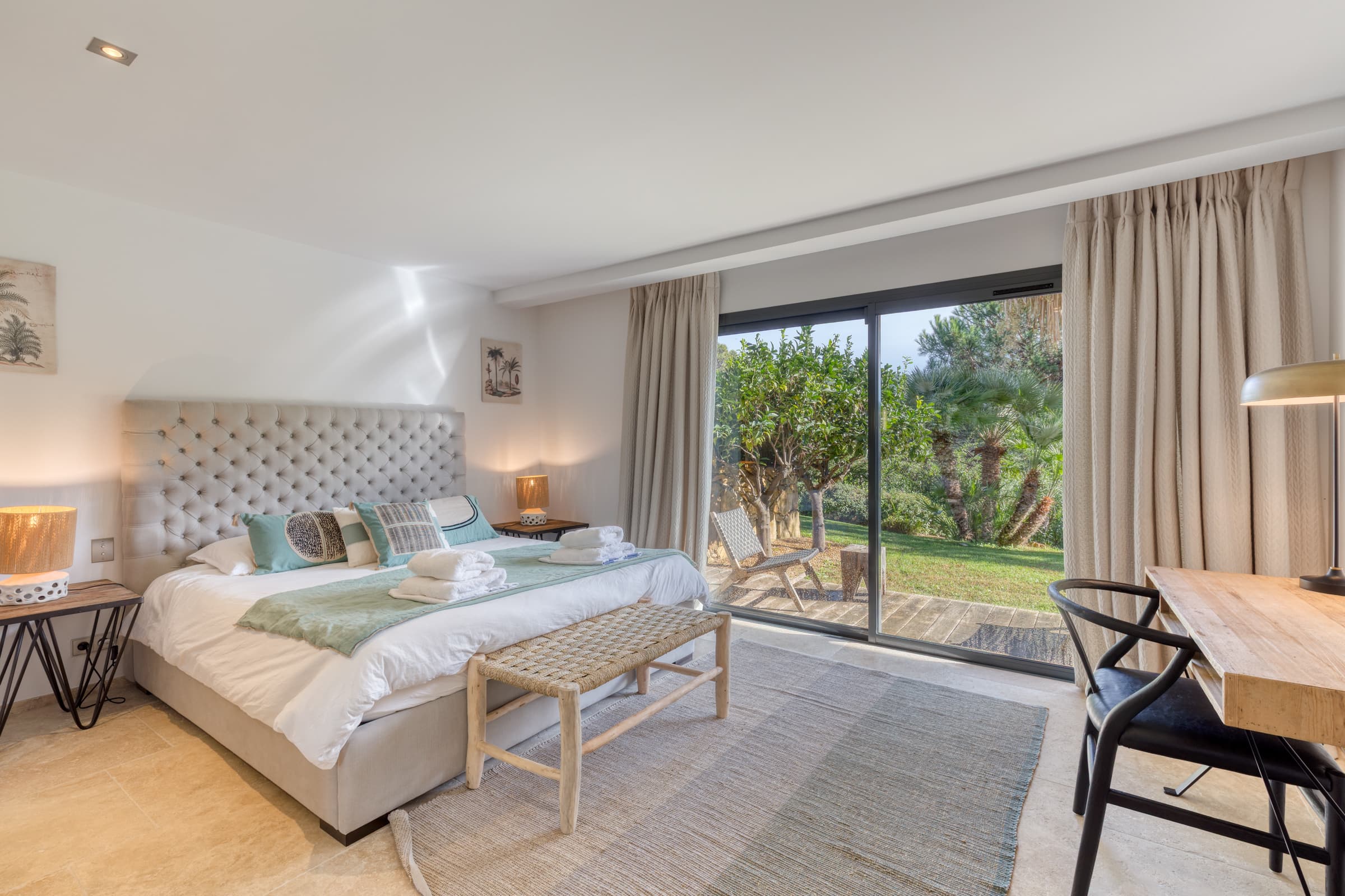 Cinq chambres élégantes avec salles d’eau privatives. Confort, intimité et raffinement à La Croix-Valmer.