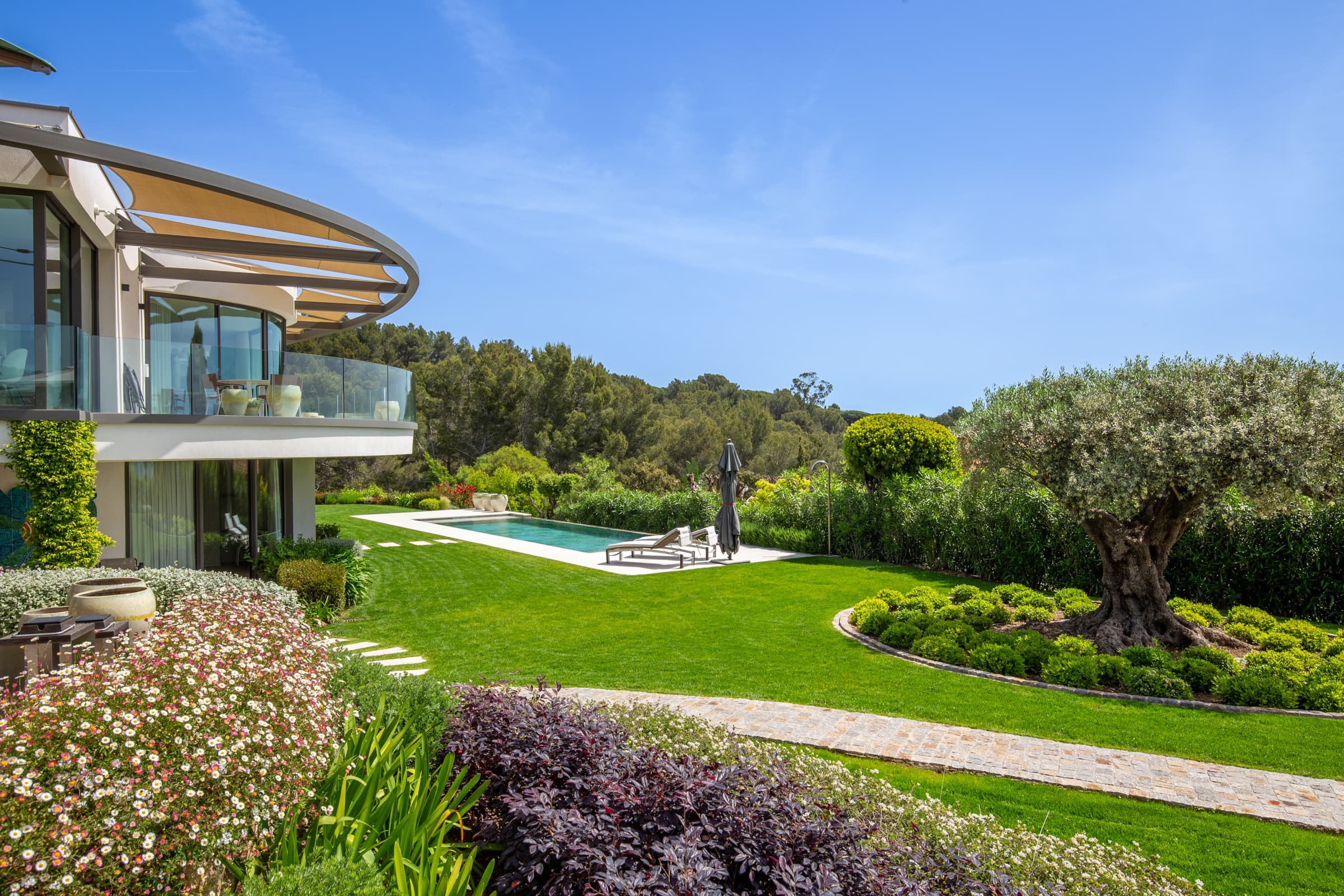 Un écrin de verdure soigneusement aménagé, fusion parfaite entre nature et architecture.