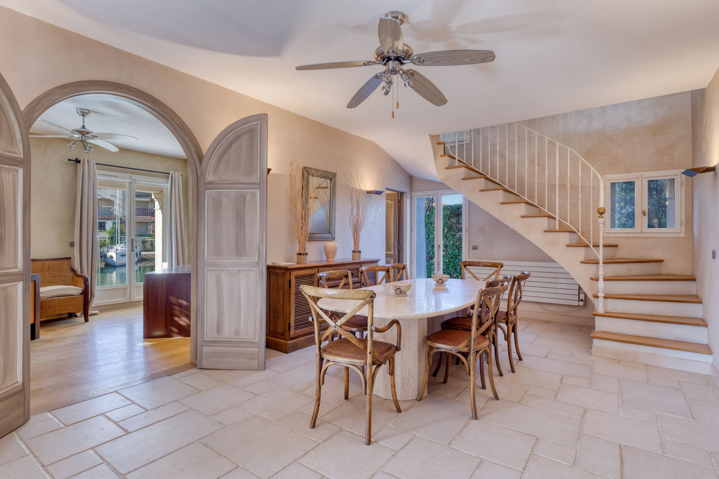 Vue actuelle de la salle à manger dans propriété à vendre Port-Grimaud avec grands amarrages, charme authentique et volumes généreux.