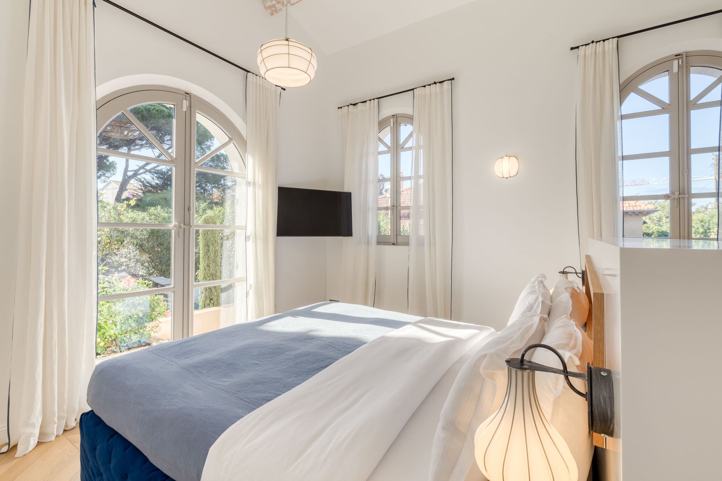 Suite parentale de luxe avec dressing et terrasse privée dans une villa neuve à vendre à Saint-Tropez centre.