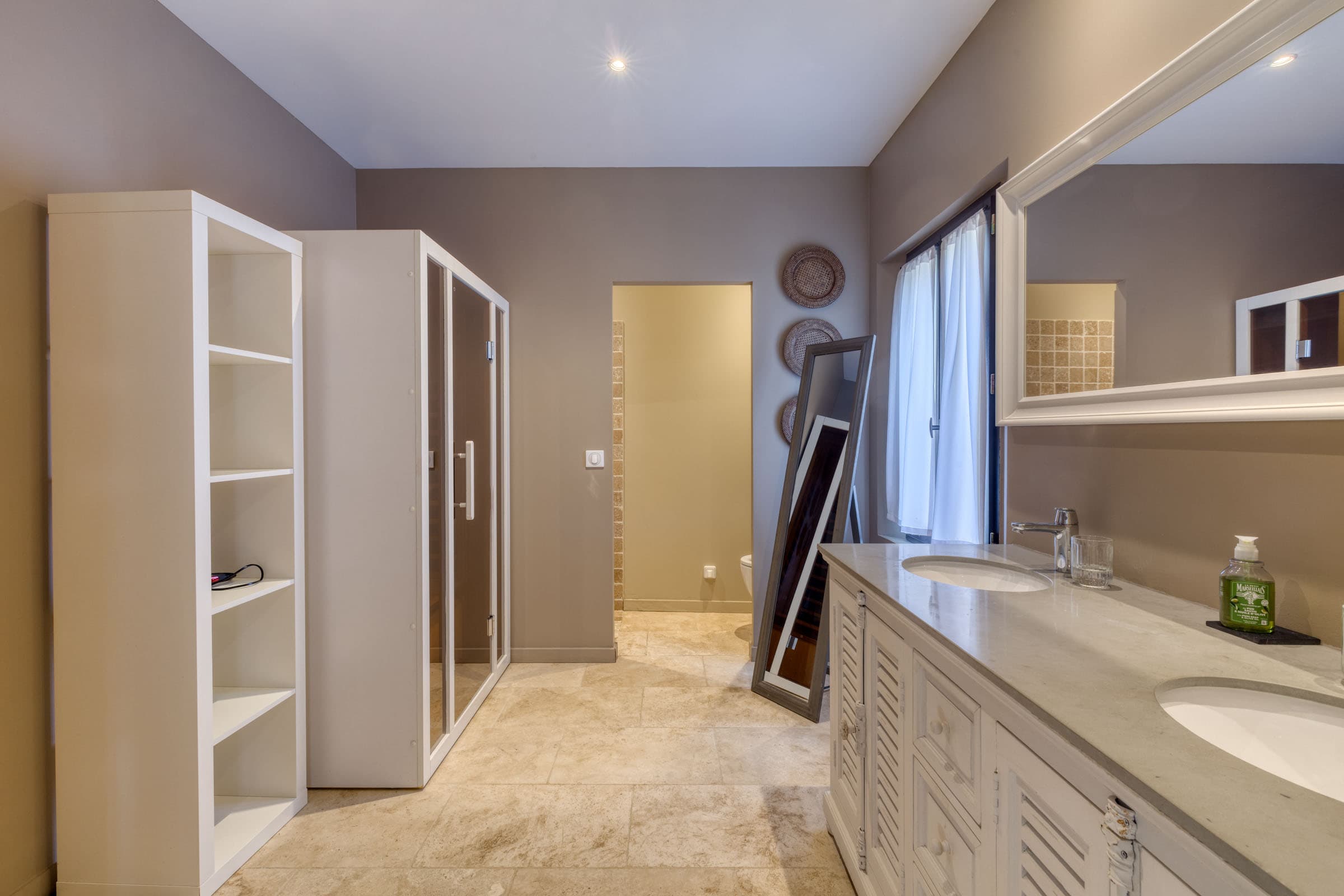 Salles de bain élégantes et équipées dans cette villa à vendre à La Garde-Freinet, offrant luxe et confort dans un cadre exceptionnel près du Golfe de Saint-Tropez.