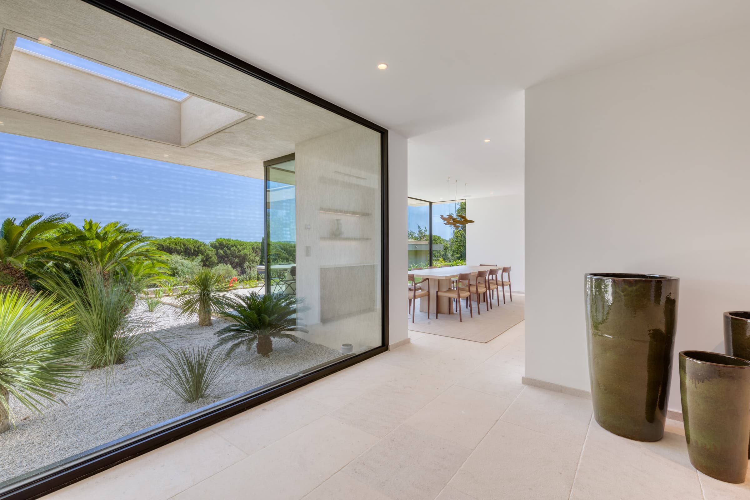 Villa de luxe à vendre à Pampelonne : salle à manger indépendante avec vue sur le jardin et la mer.
