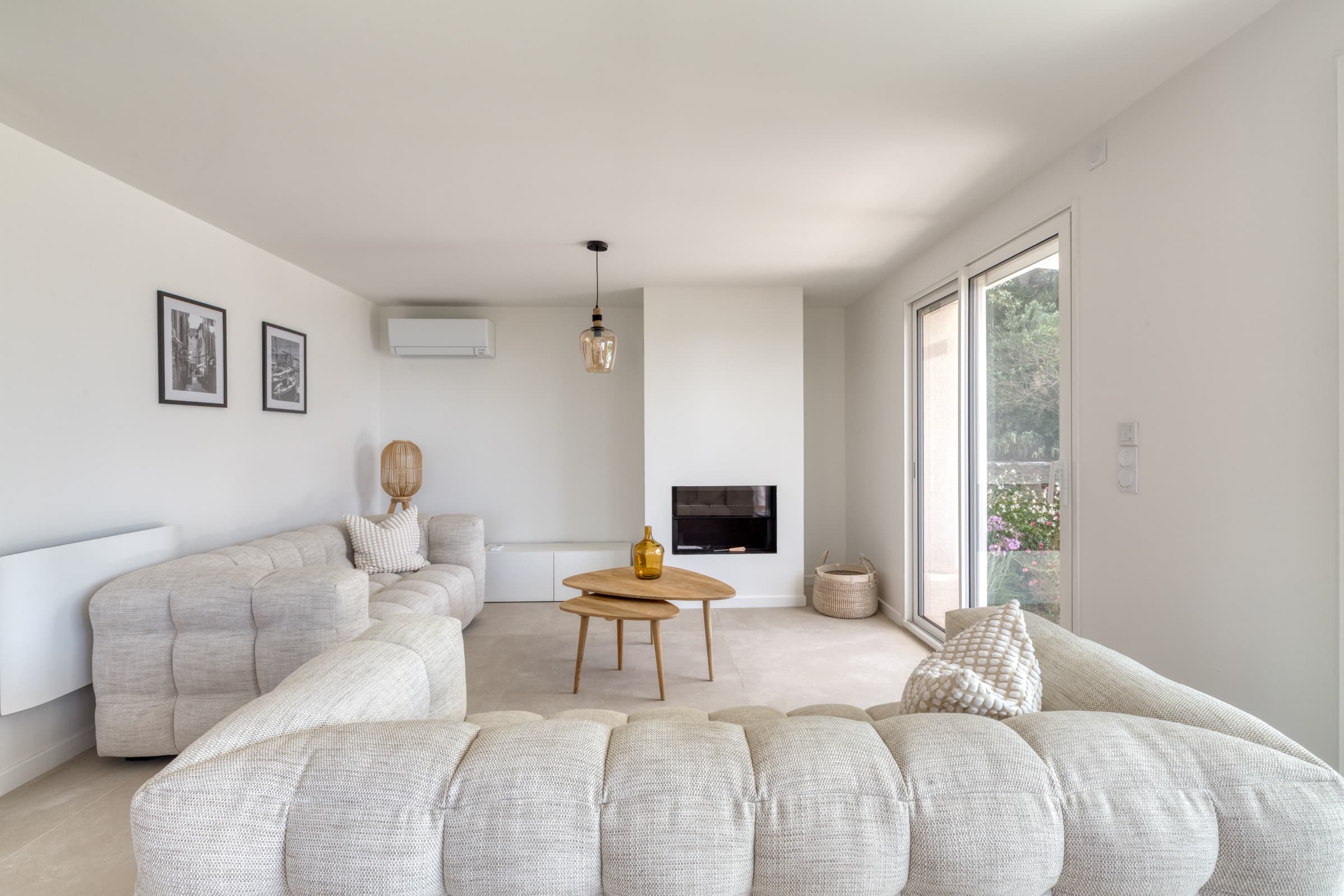 Villa à vendre à Cavalaire-sur-Mer : Séjour spacieux et lumineux avec cheminée et accès terrasse vue mer.