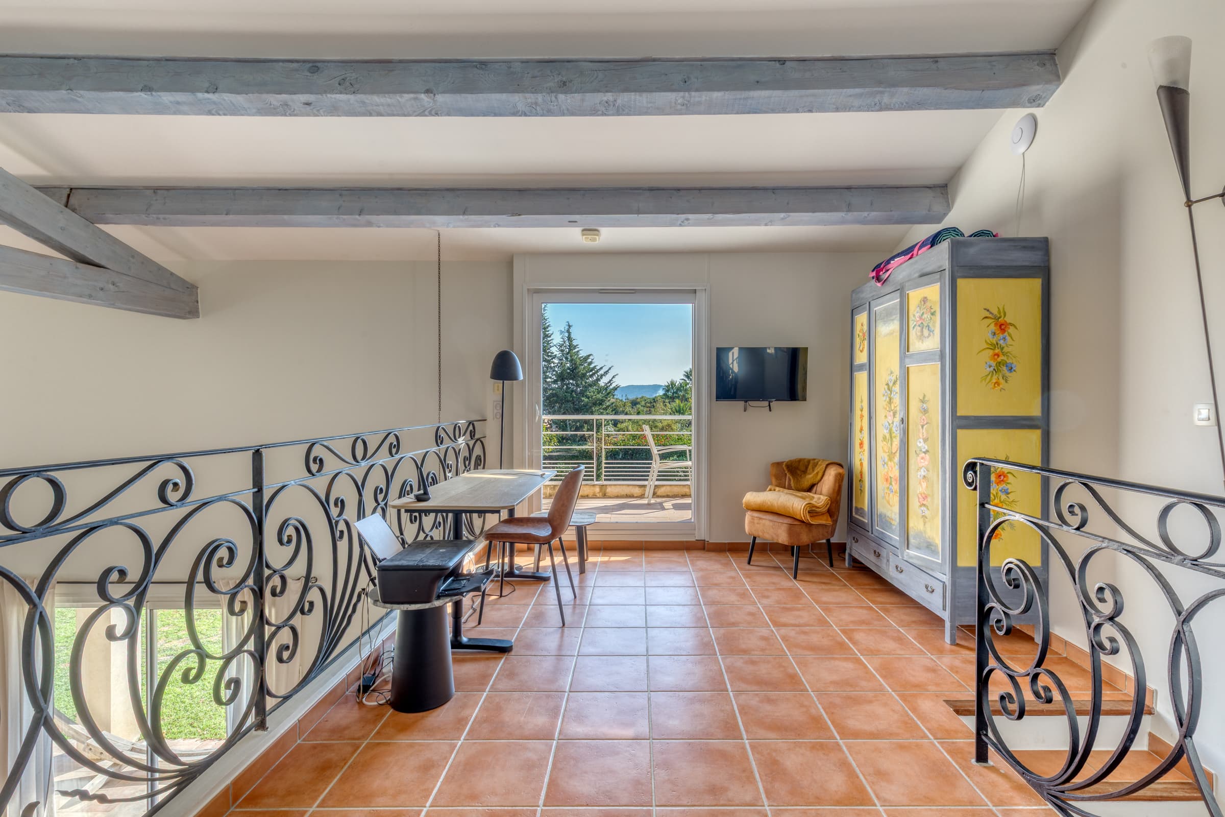 Belle mezzanine offrant une perspective aérienne sur le séjour. Style contemporain et convivial.