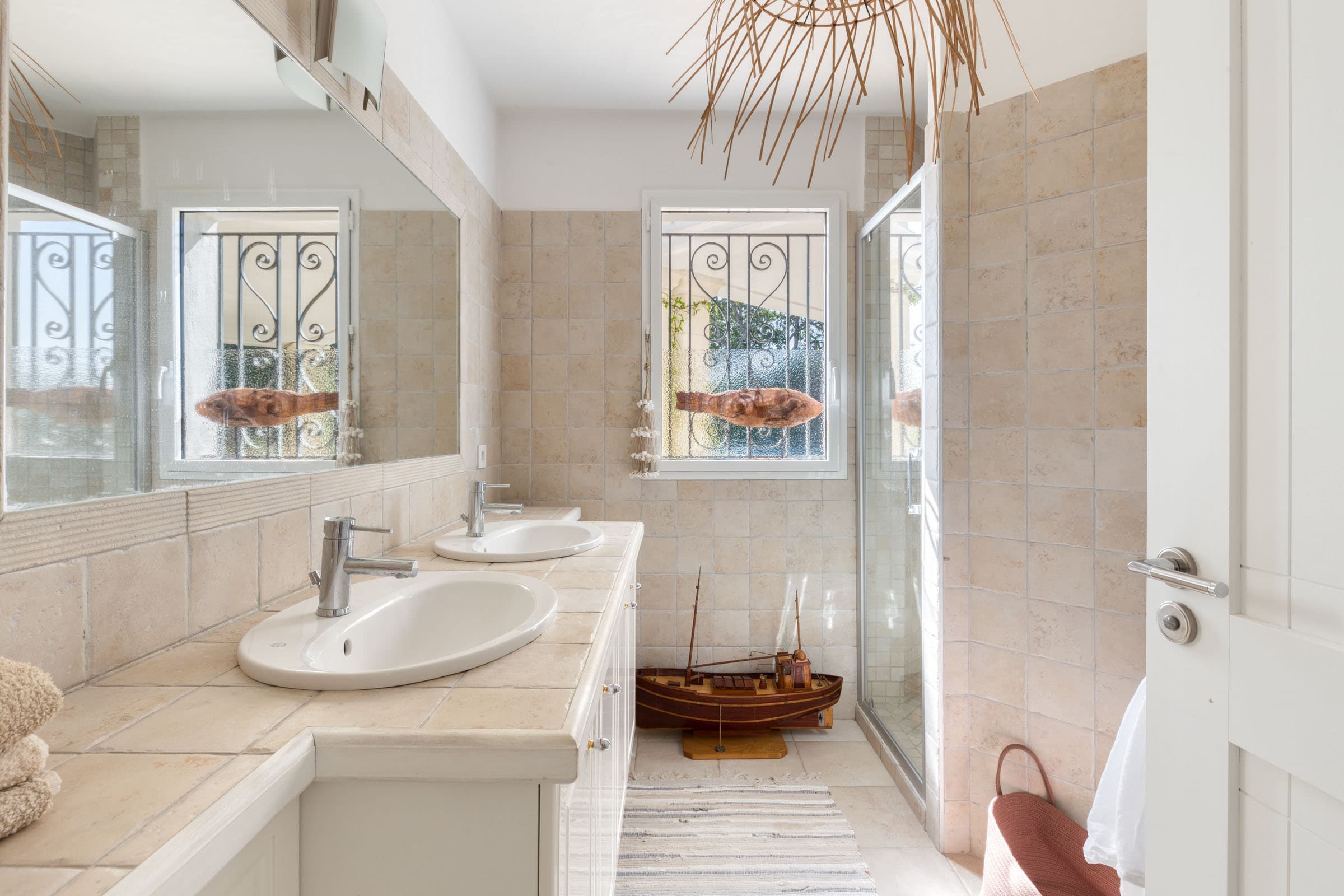 Salle de bain contemporaine avec douche et lavabo, intégrée dans une villa récente proche plages et centre de Cavalaire-sur-Mer.