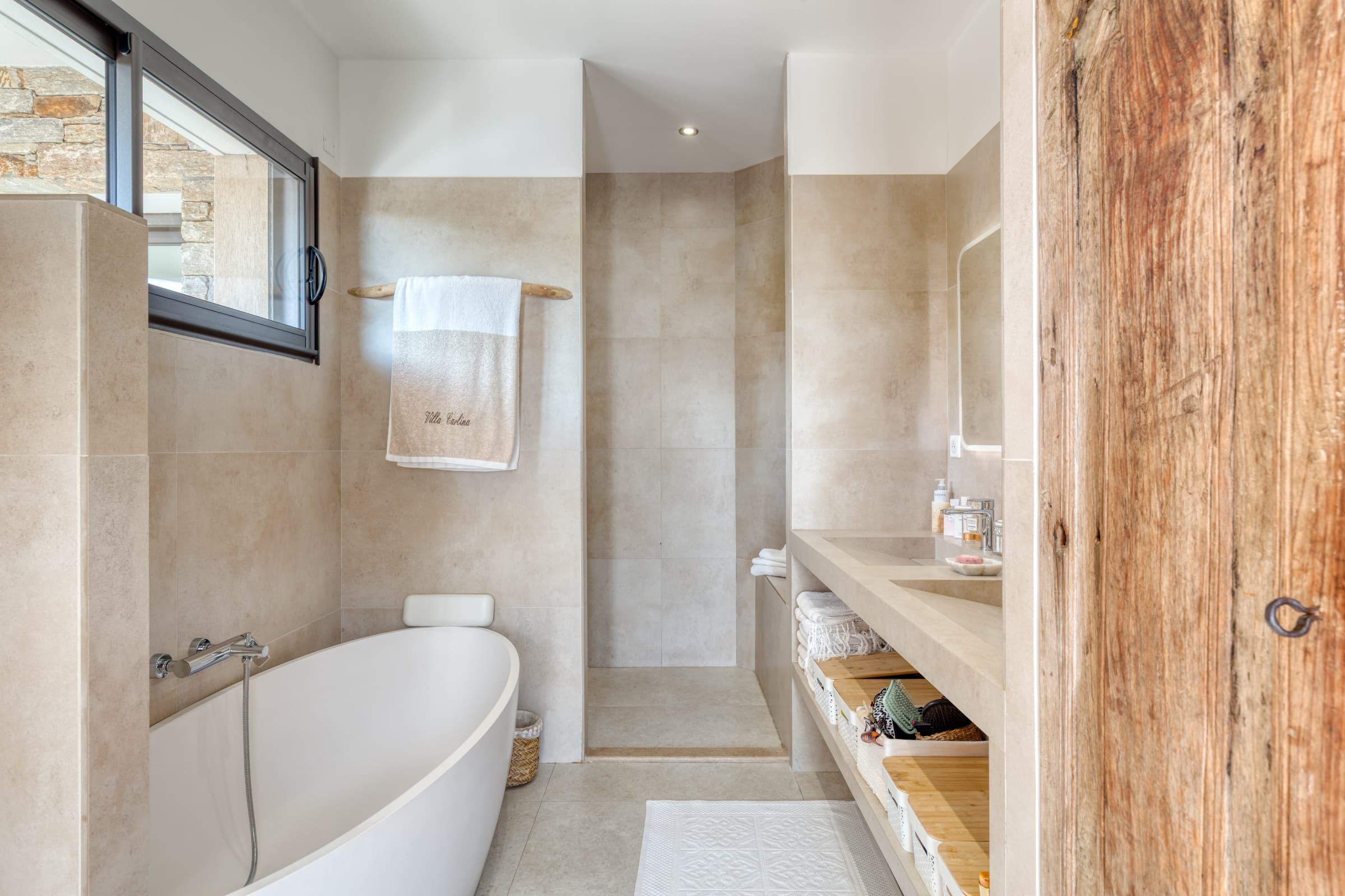 Salle de bain raffinée avec finitions haut de gamme. Villa contemporaine d’architecte à Sainte-Maxime, élégance et bien-être.