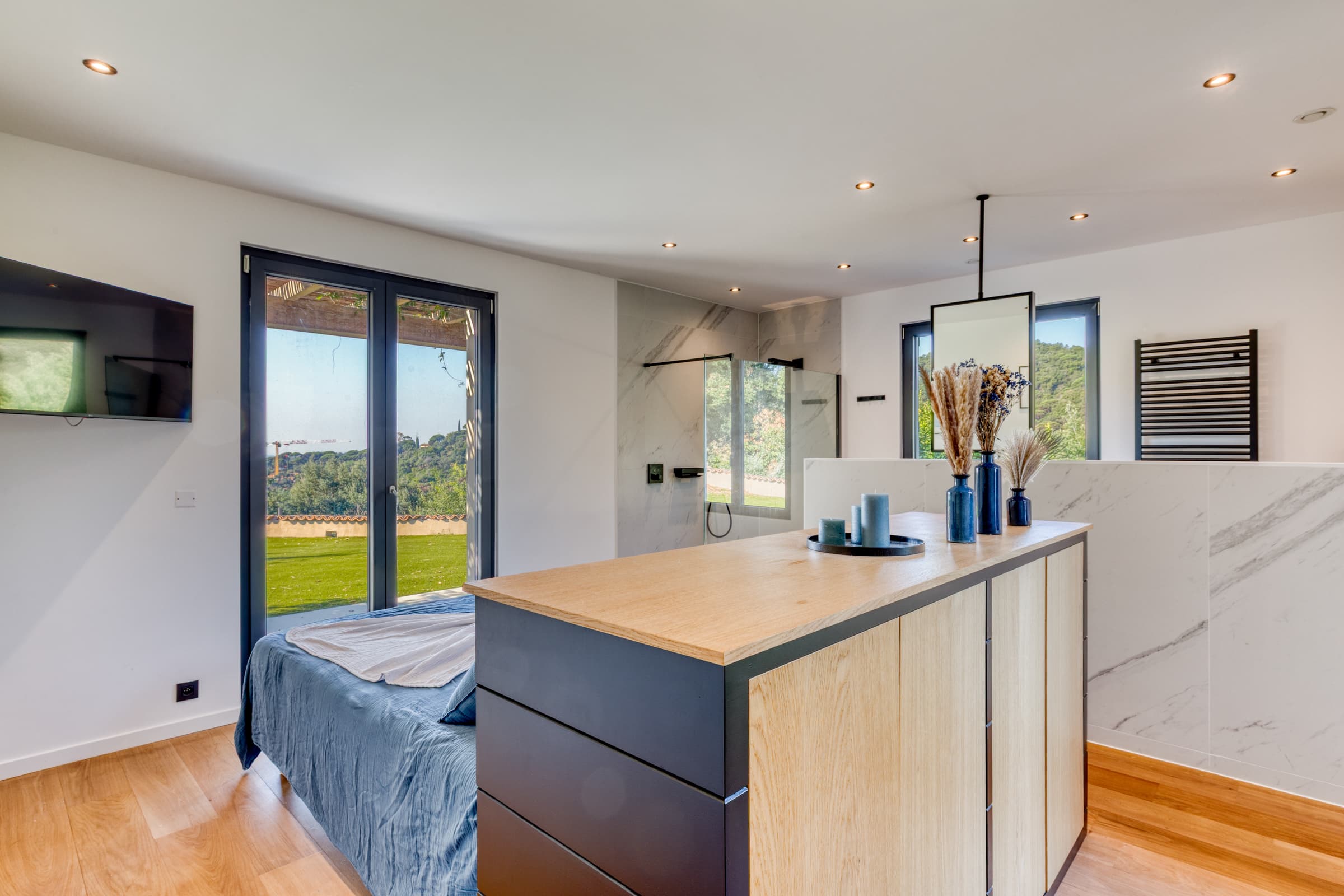 Suite raffinée ouvrant sur le jardin méditerranéen. Villa d’exception à vendre à La Croix-Valmer, secteur Gigaro, confort absolu.