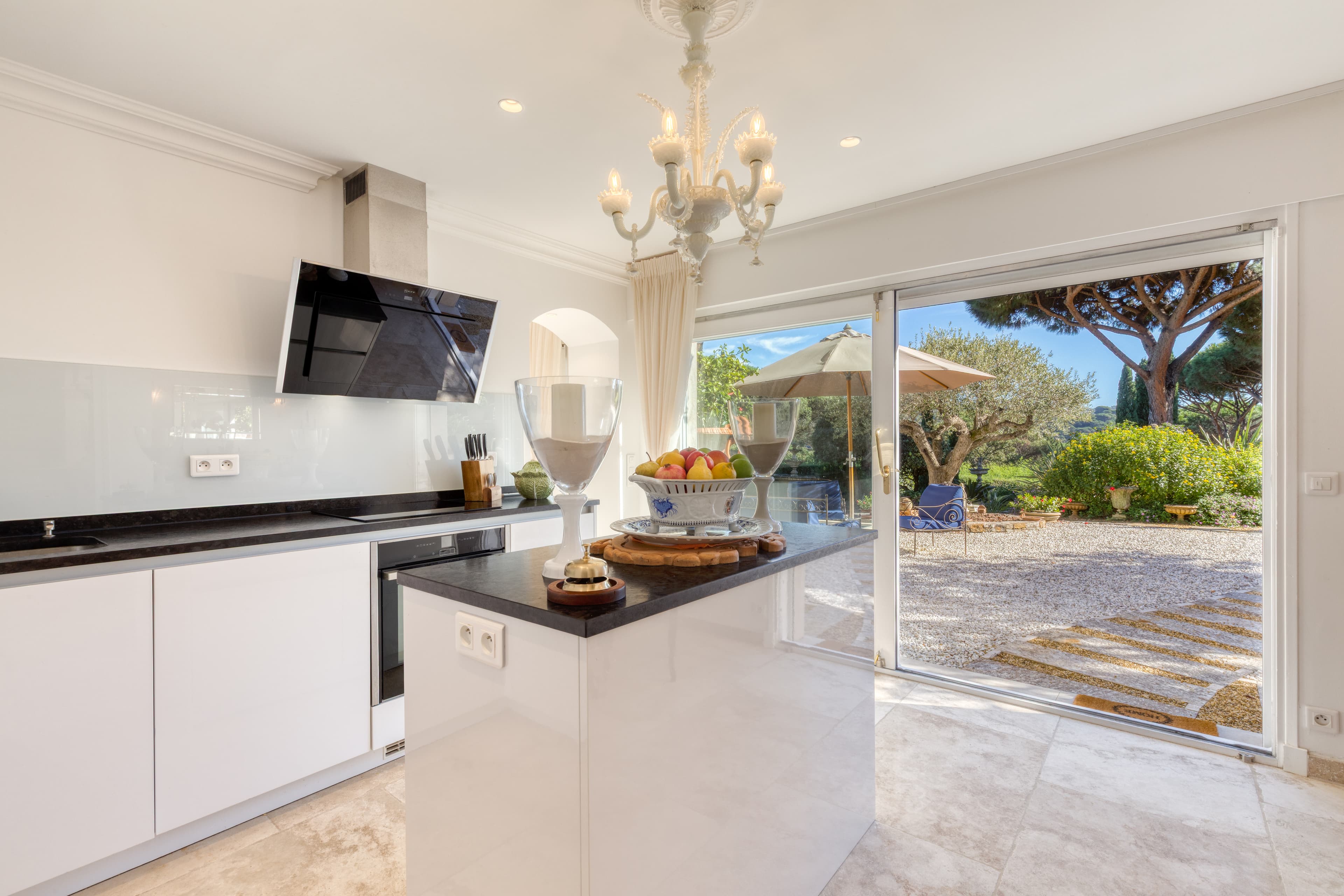 Villa à vendre à La Croix-Valmer : cuisine équipée avec accès direct au jardin. Parfait pour recevoir en toute élégance.