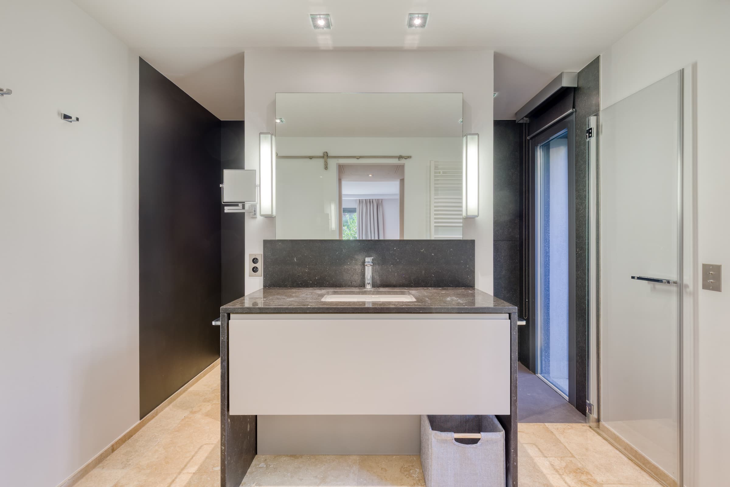 Salles de bains élégantes et raffinées dans villa de prestige à vendre à La Croix-Valmer. Matériaux haut de gamme et confort absolu.