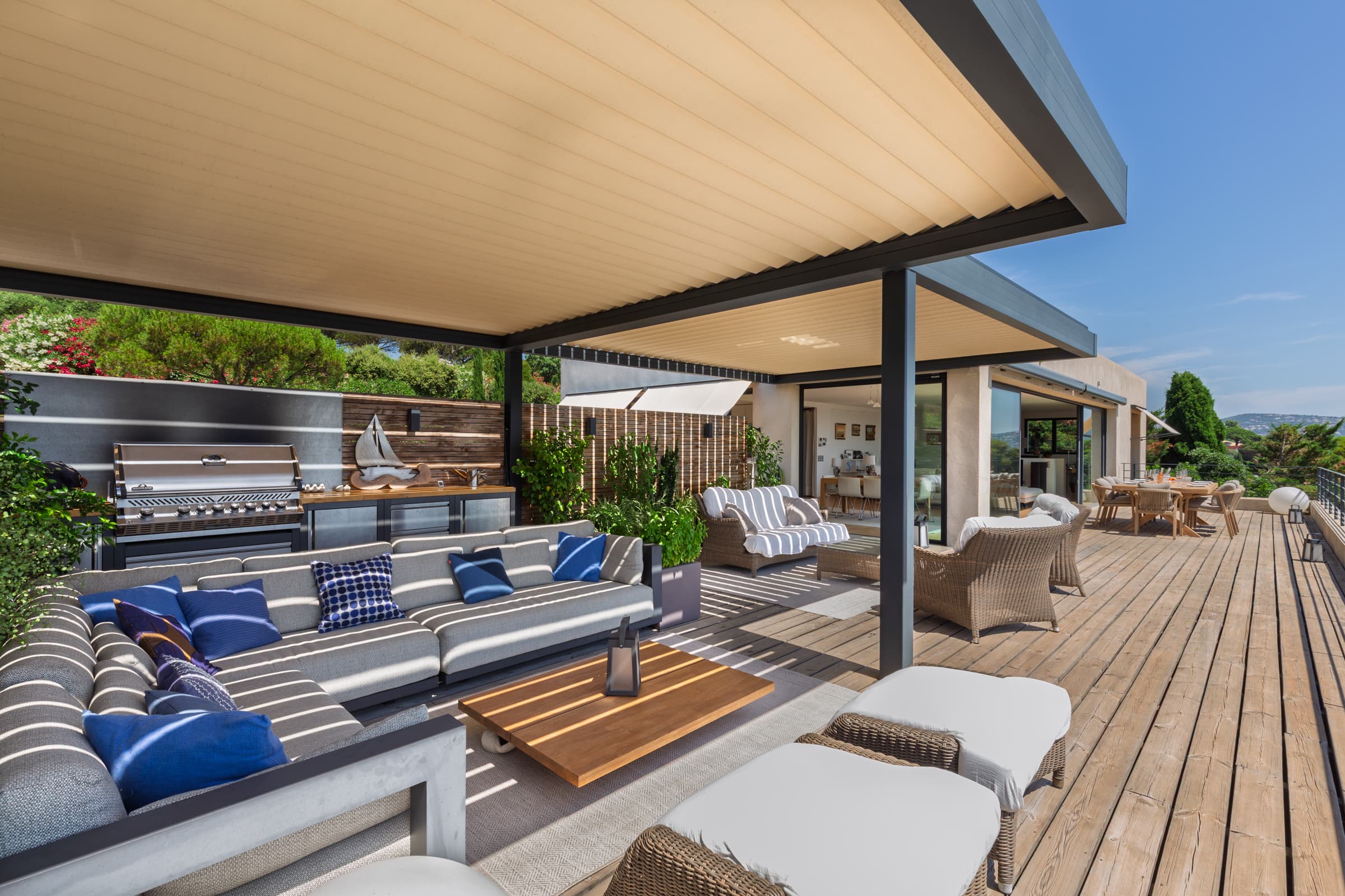 Grande terrasse ensoleillée dans villa à vendre à Sainte-Maxime, idéale pour se détendre face à la Méditerranée.