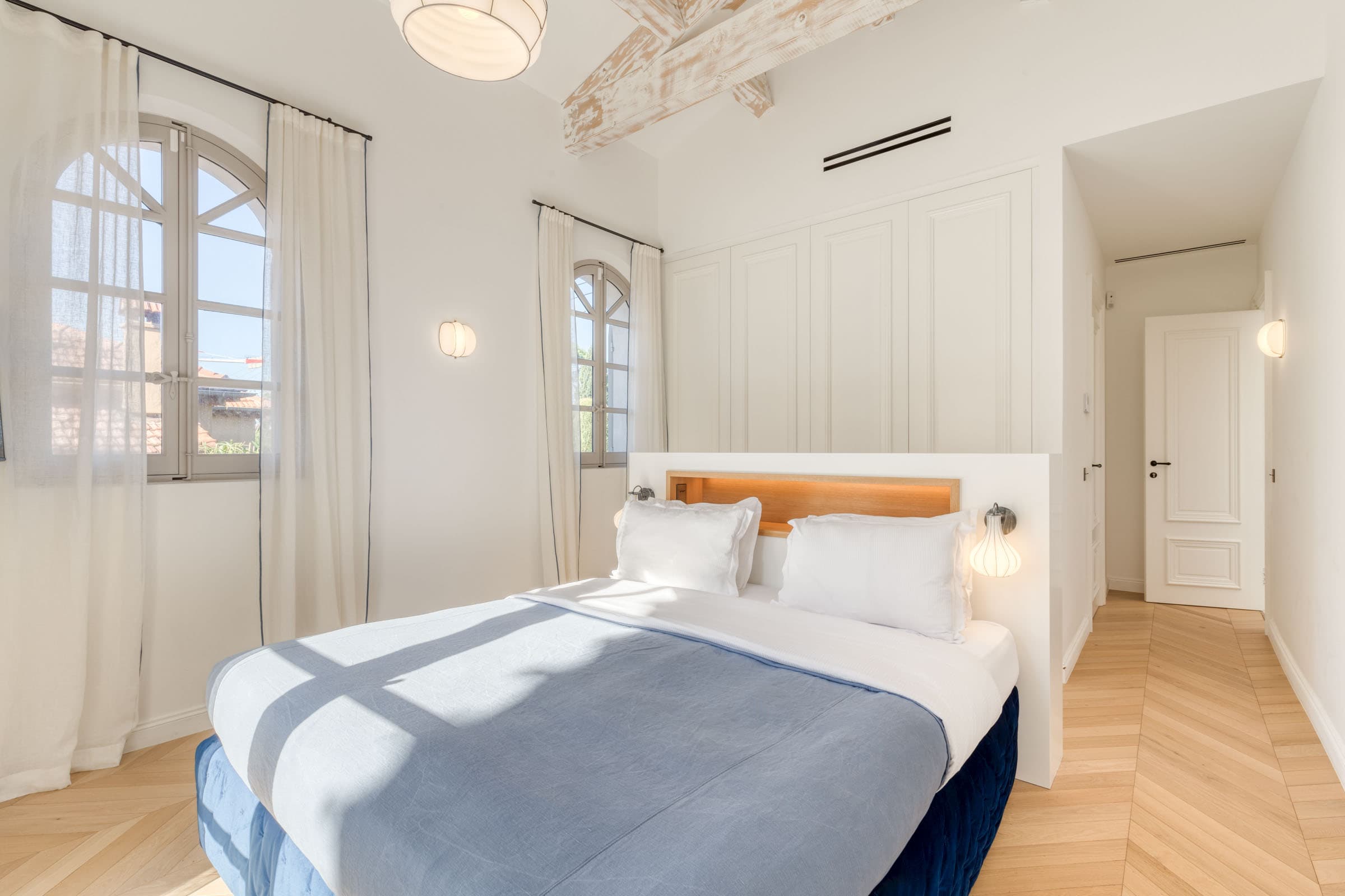 Suite parentale de luxe avec dressing et terrasse privée dans une villa neuve à vendre à Saint-Tropez centre.