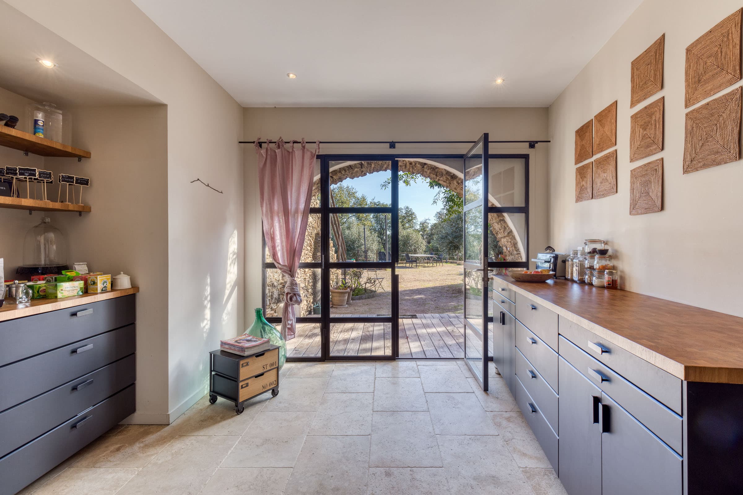 Cuisine moderne dans cette propriété unique à La Garde-Freinet, idéale pour préparer des repas raffinés avec vue sur le Golfe de Saint-Tropez.