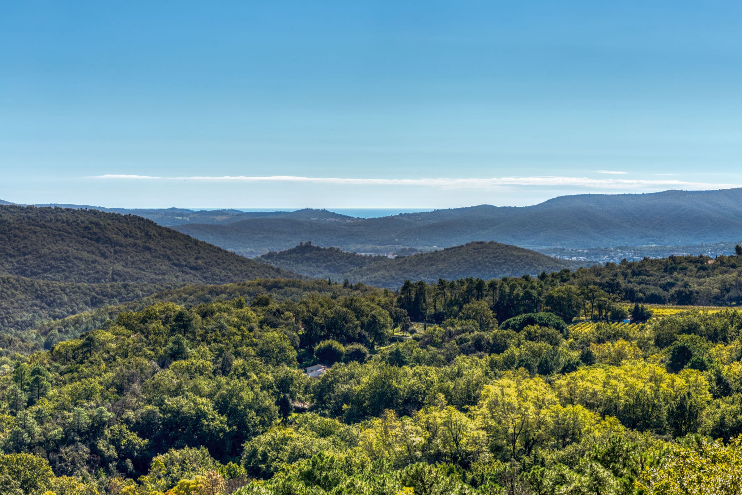 Vue panoramique exceptionnelle sur la nature provençale, propriété rare à vendre à La Garde-Freinet.