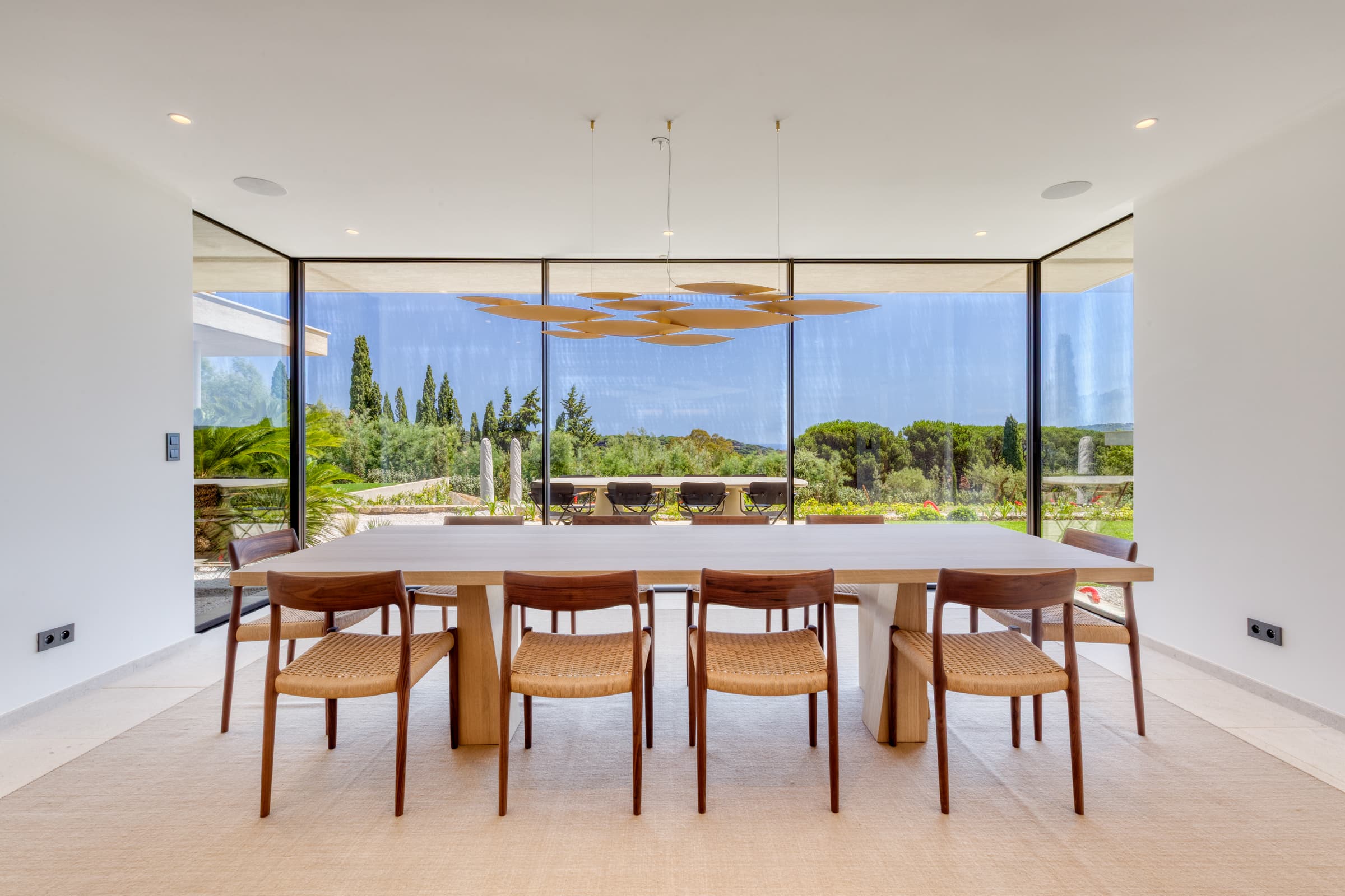 Villa de luxe à vendre à Pampelonne : salle à manger indépendante avec vue sur le jardin et la mer.