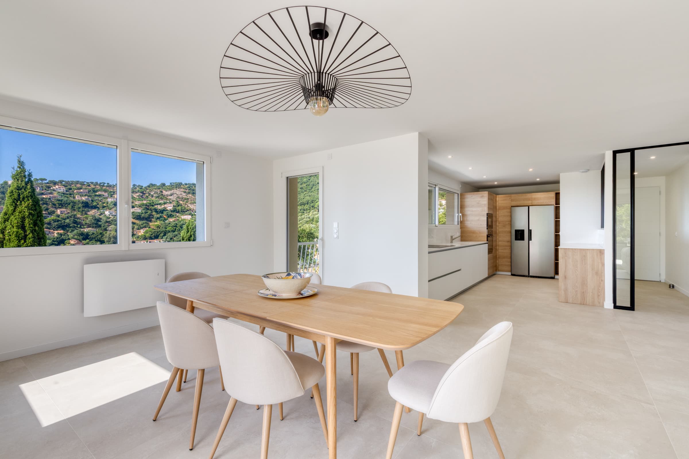 Villa à vendre Cavalaire-sur-Mer : Cuisine contemporaine ouverte sur le séjour, parfaite pour repas familiaux.