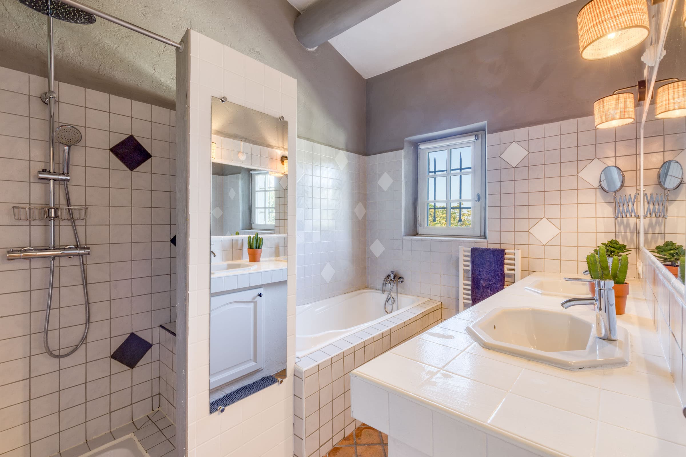 Salle de bain d’une villa à vendre à Maubec, bastide charmante avec matériaux de qualité, 4 chambres, piscine et terrasses ensoleillées.