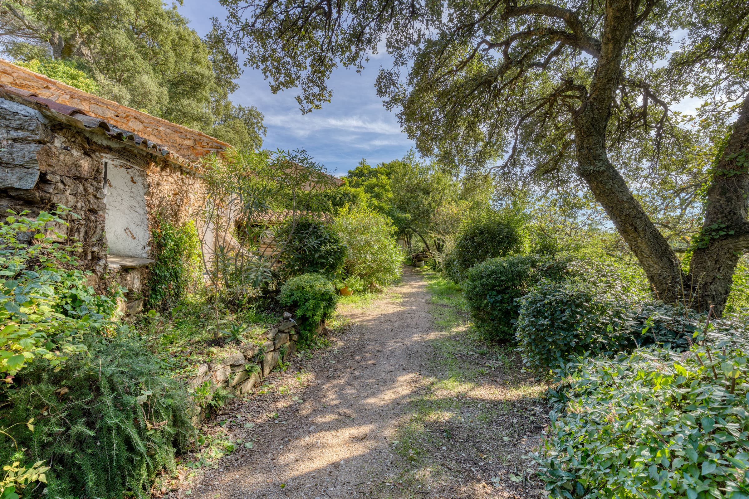 Propriété à vendre composée de 5 maisons et un studio à La Garde-Freinet, avec vue panoramique sur les collines du Golfe de Saint-Tropez.