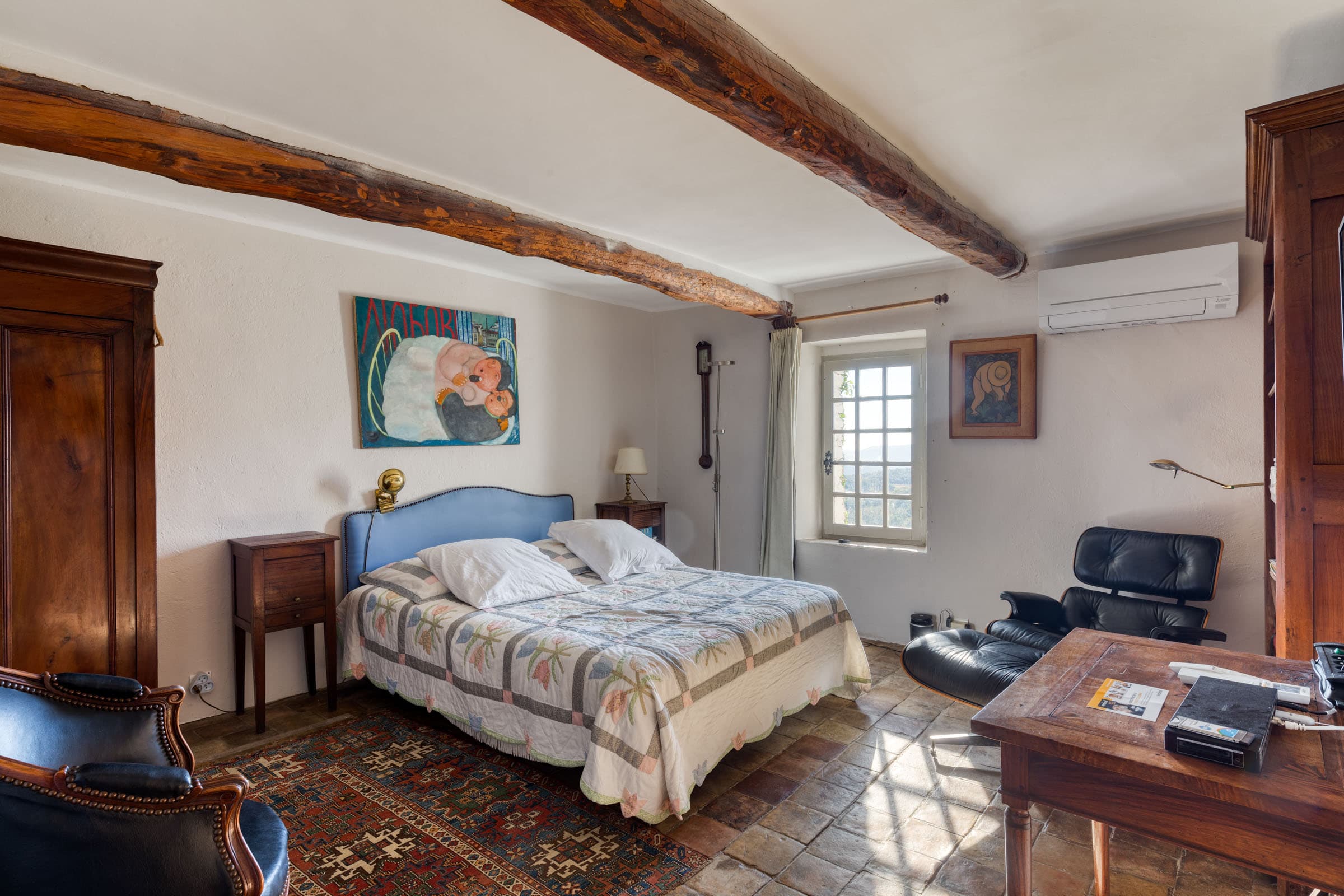 Grande chambre en suite avec rangements, dans une Bastide de charme en vente à La Garde-Freinet.