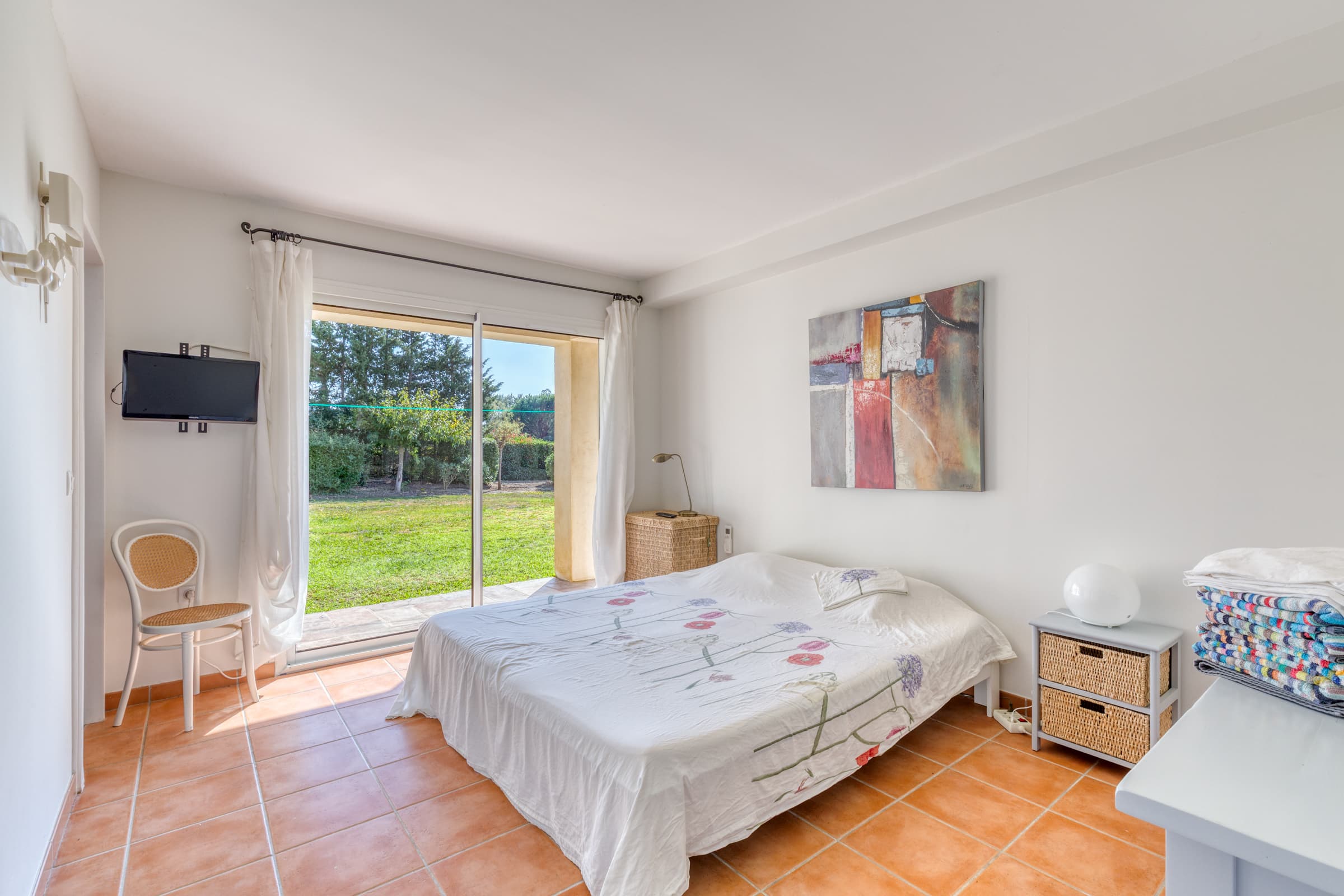 Suite élégante avec dressing, bain complet et rangements. Confort et intimité absolue.