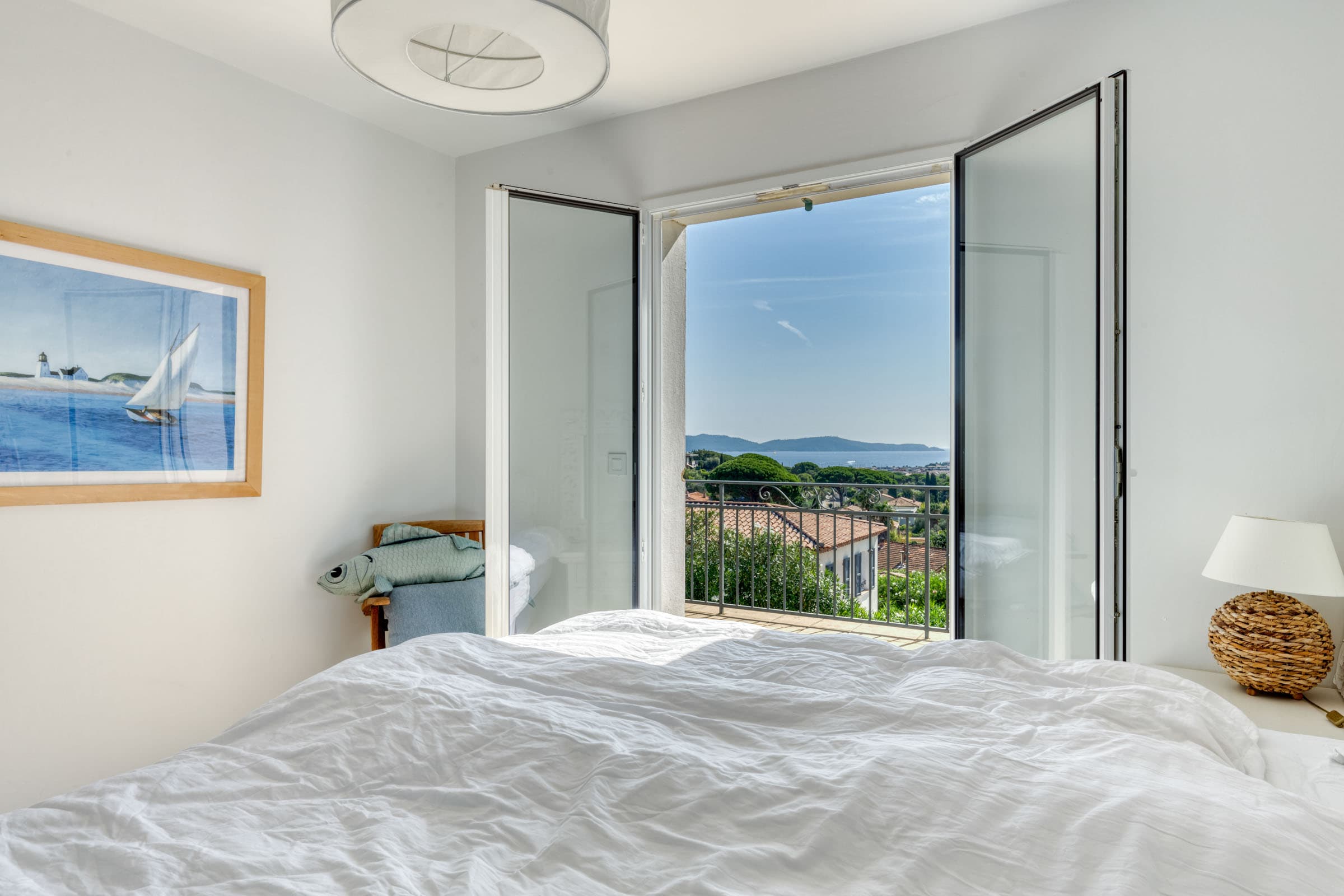 Chambre spacieuse et lumineuse avec salle de bain attenante, accès direct à la terrasse et vue imprenable sur la mer à Cavalaire-sur-Mer.