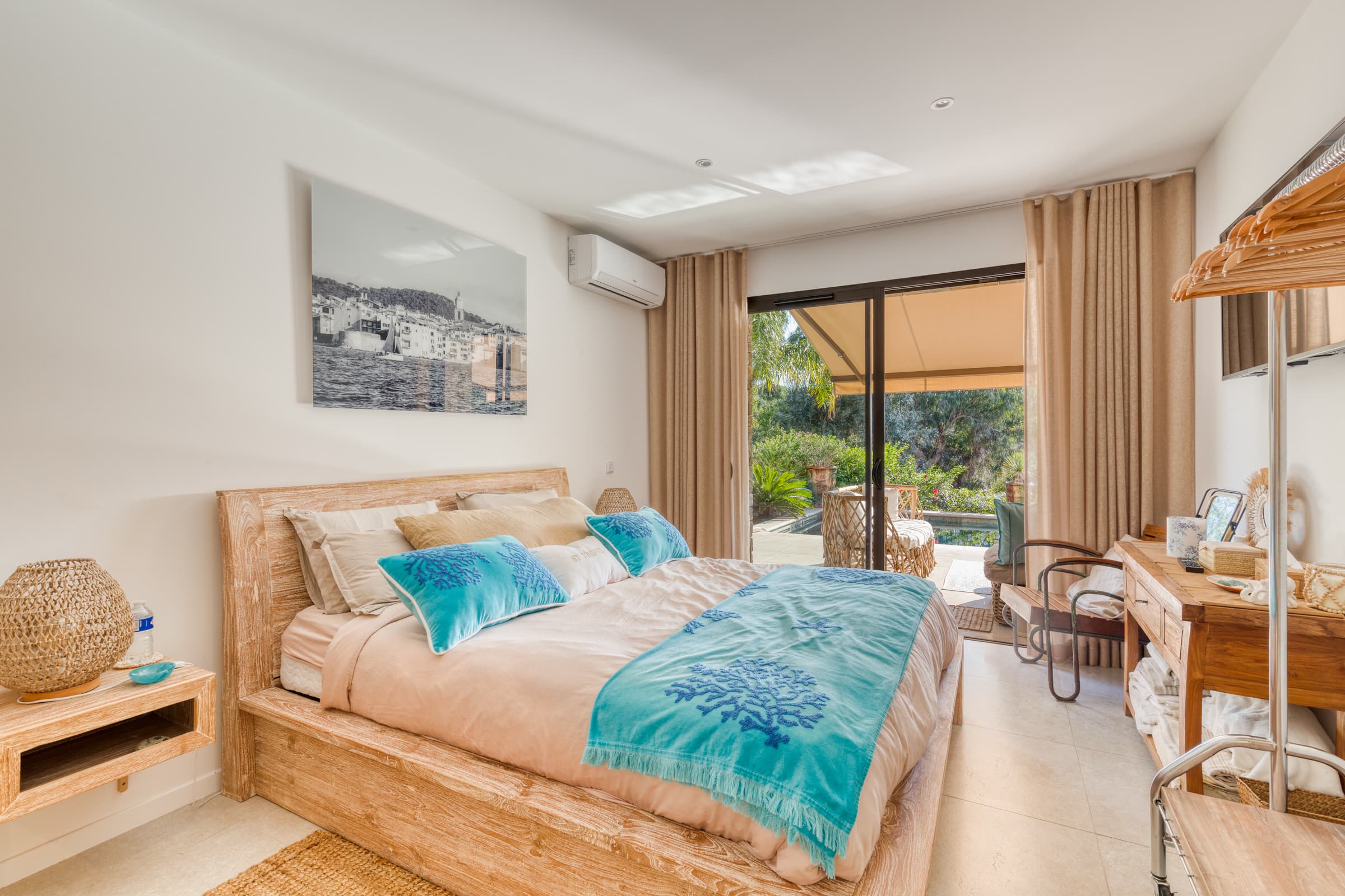 Chambre spacieuse et lumineuse avec climatisation intégrée. Villa contemporaine d’architecte à Sainte-Maxime, confort absolu.