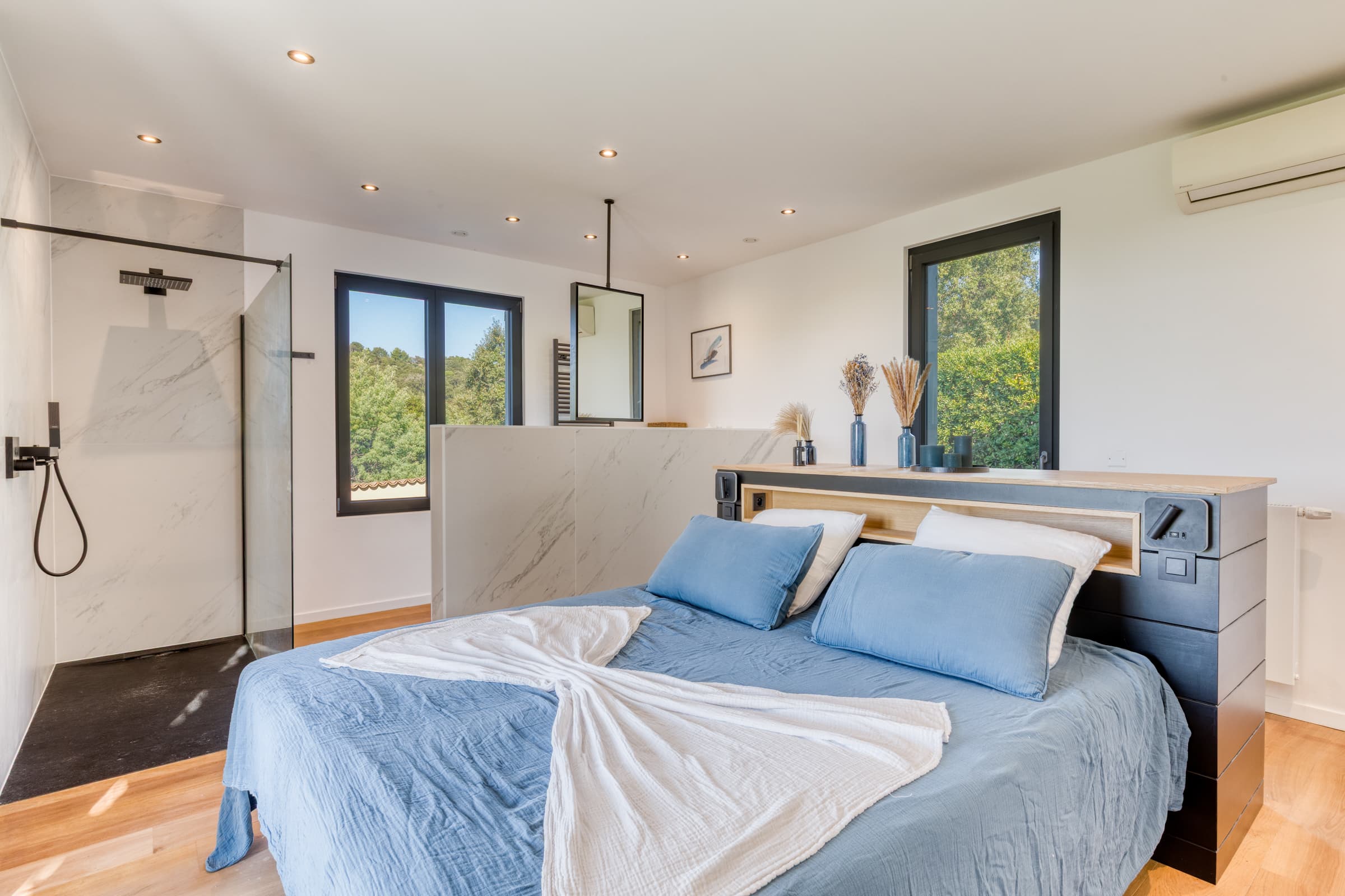 Suite raffinée ouvrant sur le jardin méditerranéen. Villa d’exception à vendre à La Croix-Valmer, secteur Gigaro, confort absolu.