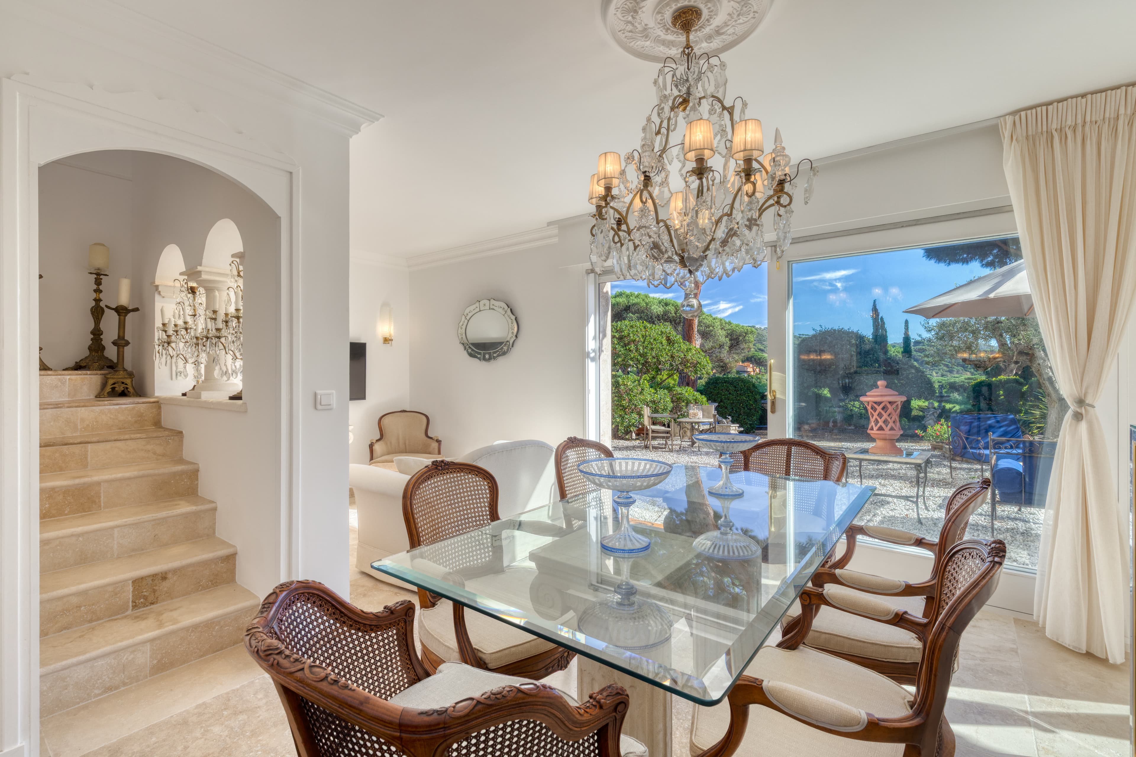 Villa à vendre à La Croix-Valmer : Salle à manger avec accès direct au jardin. Parfait pour recevoir en toute élégance.