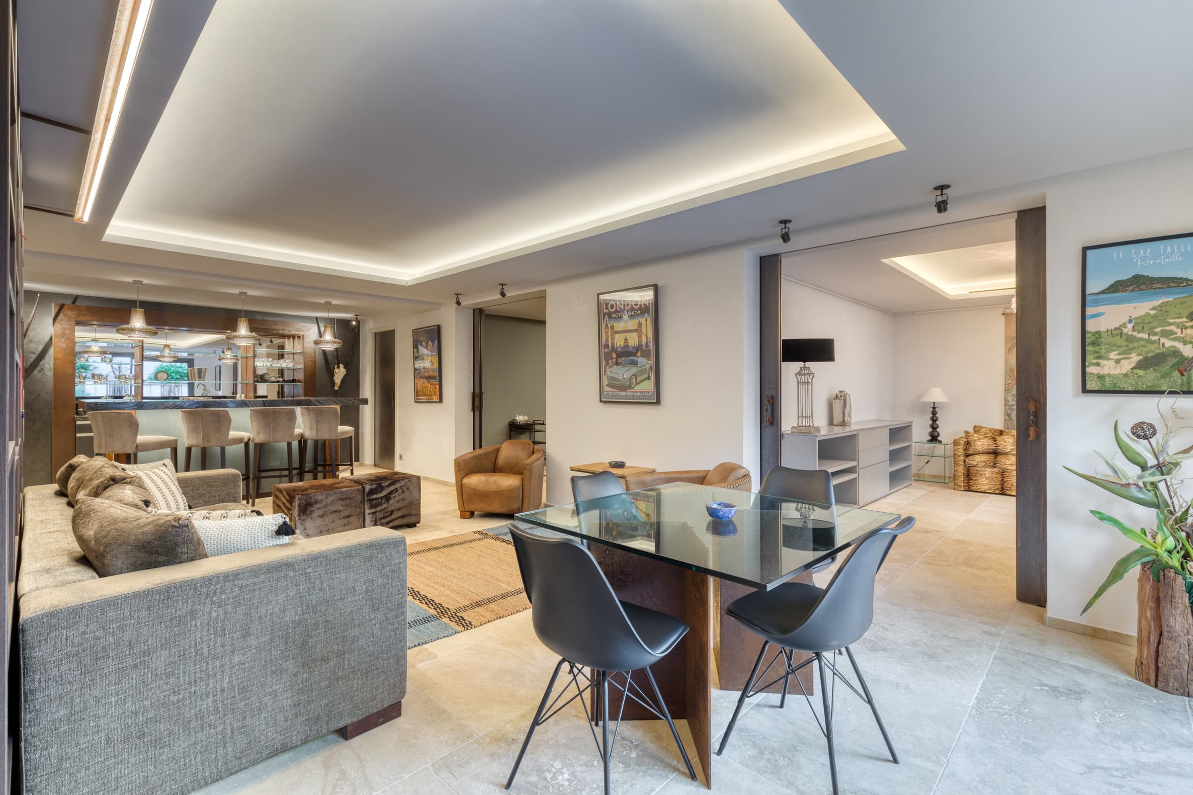 Salle à manger ouverte sur la terrasse et le jardin. Confort et élégance dans villa de prestige à Gigaro.