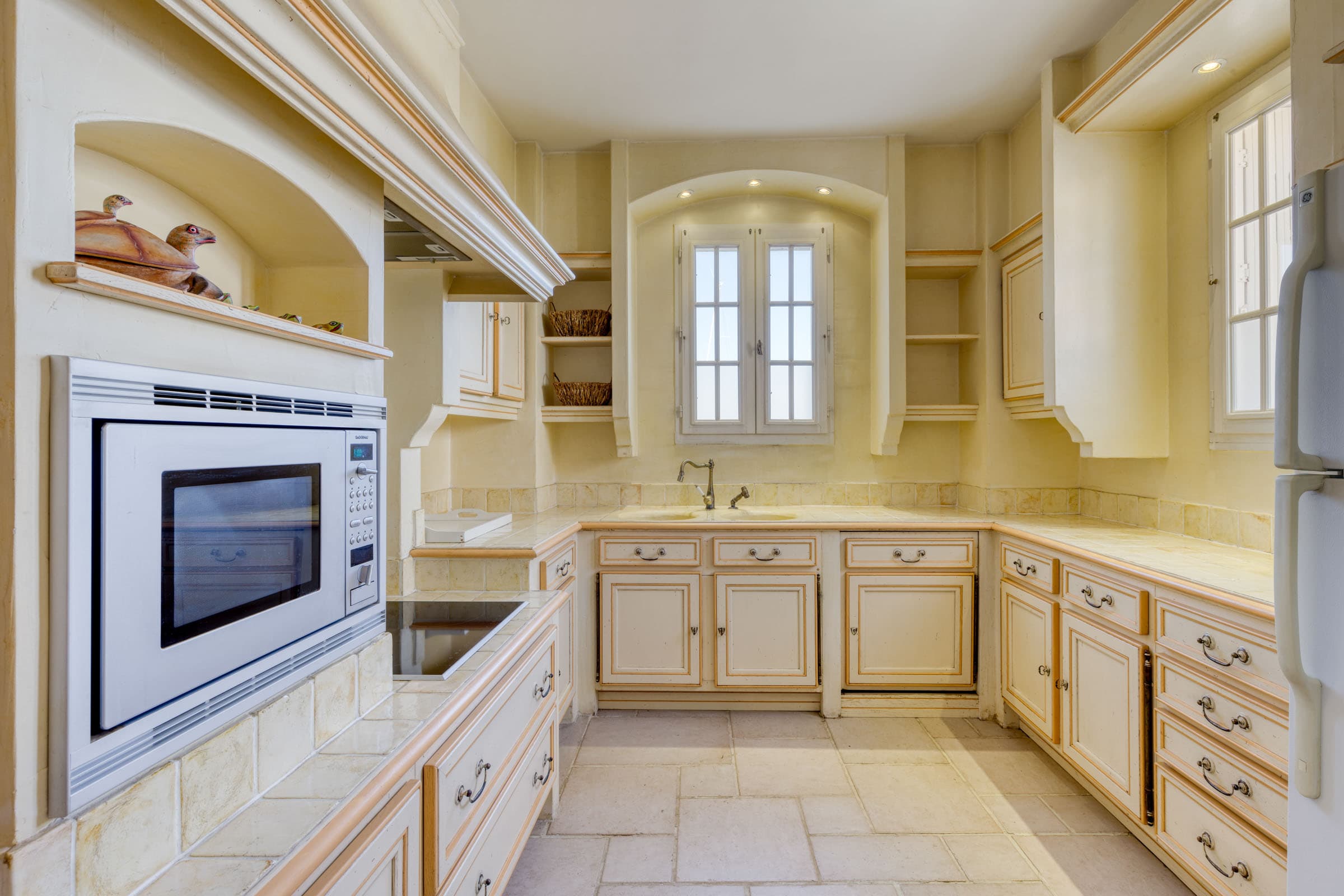 Vue actuelle de la cuisine dans propriété à vendre Port-Grimaud avec grands amarrages, charme authentique et volumes généreux.