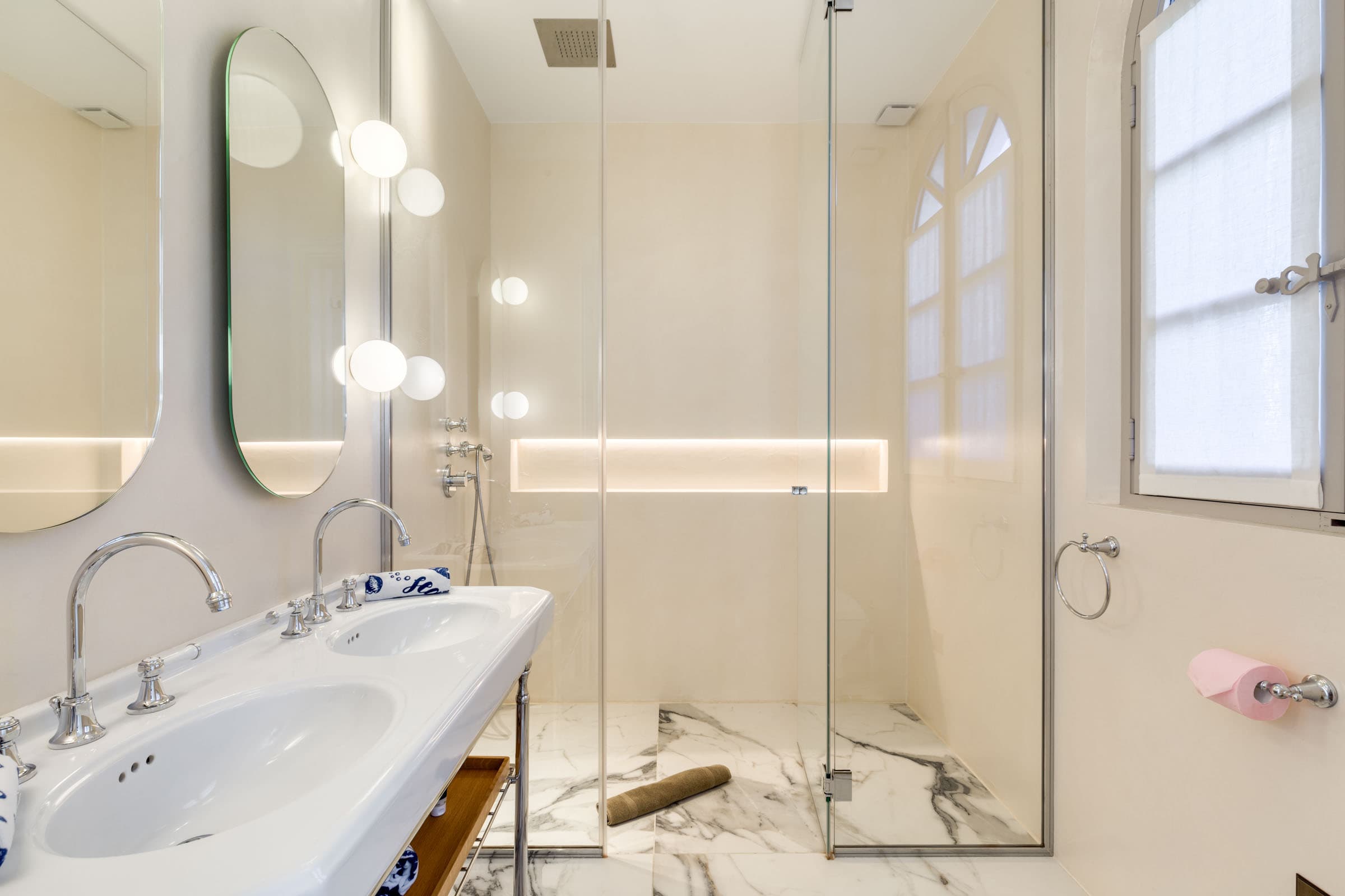 Salle d'eau dans une villa de luxe à vendre à Saint-Tropez, emplacement premium Côte d’Azur.