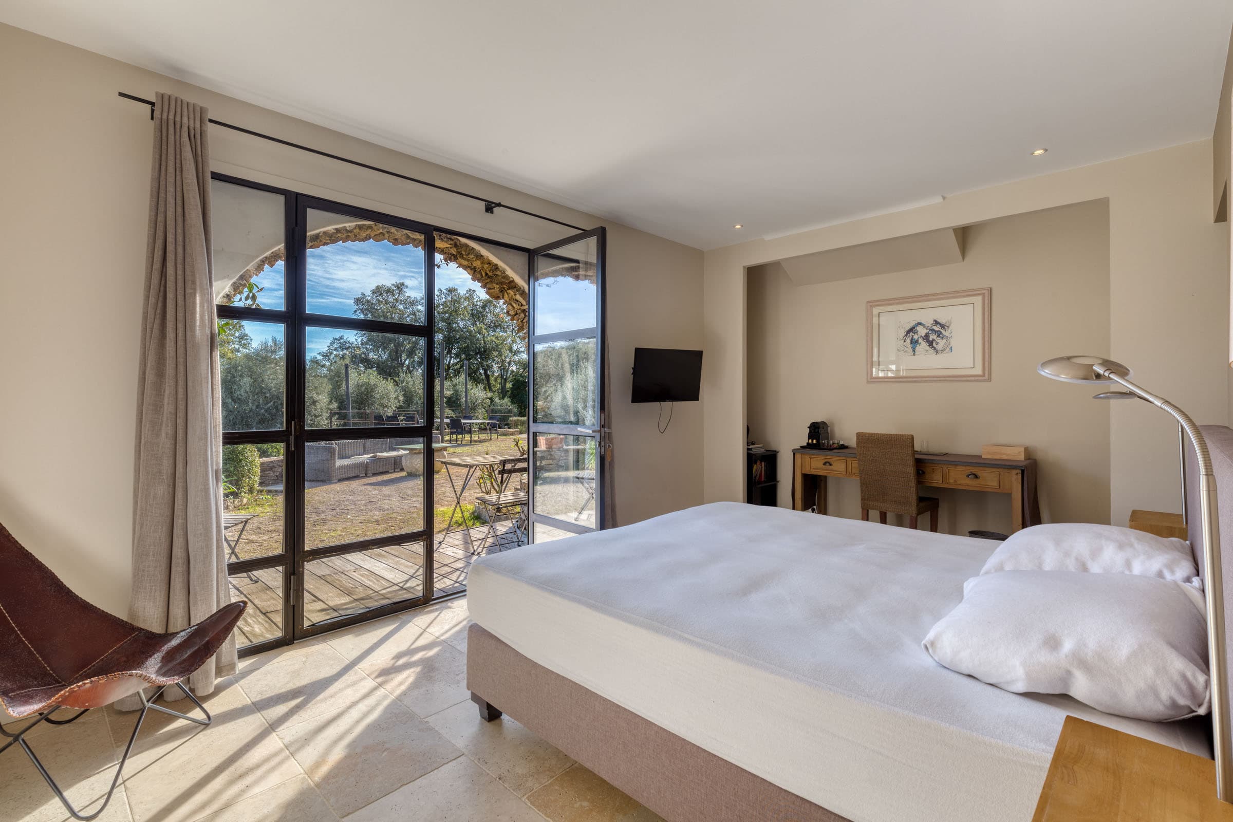 Chambre confortable et luxueuse dans cette propriété unique à La Garde-Freinet, avec salle de bain privée et vues sur les collines et le Golfe de Saint-Tropez.
